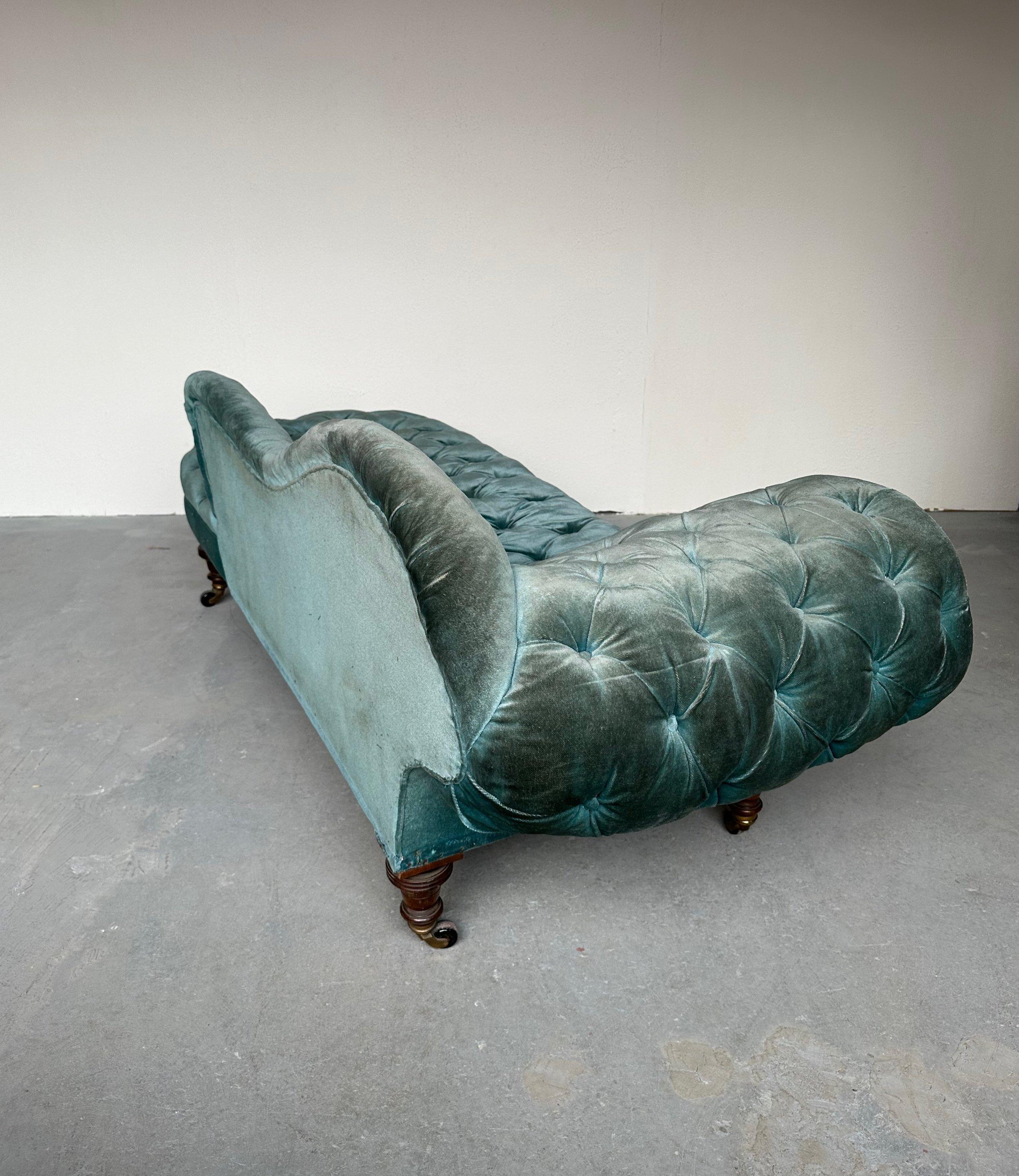 French Napoleon III Curved and Tufted Chaise Longue For Sale 5