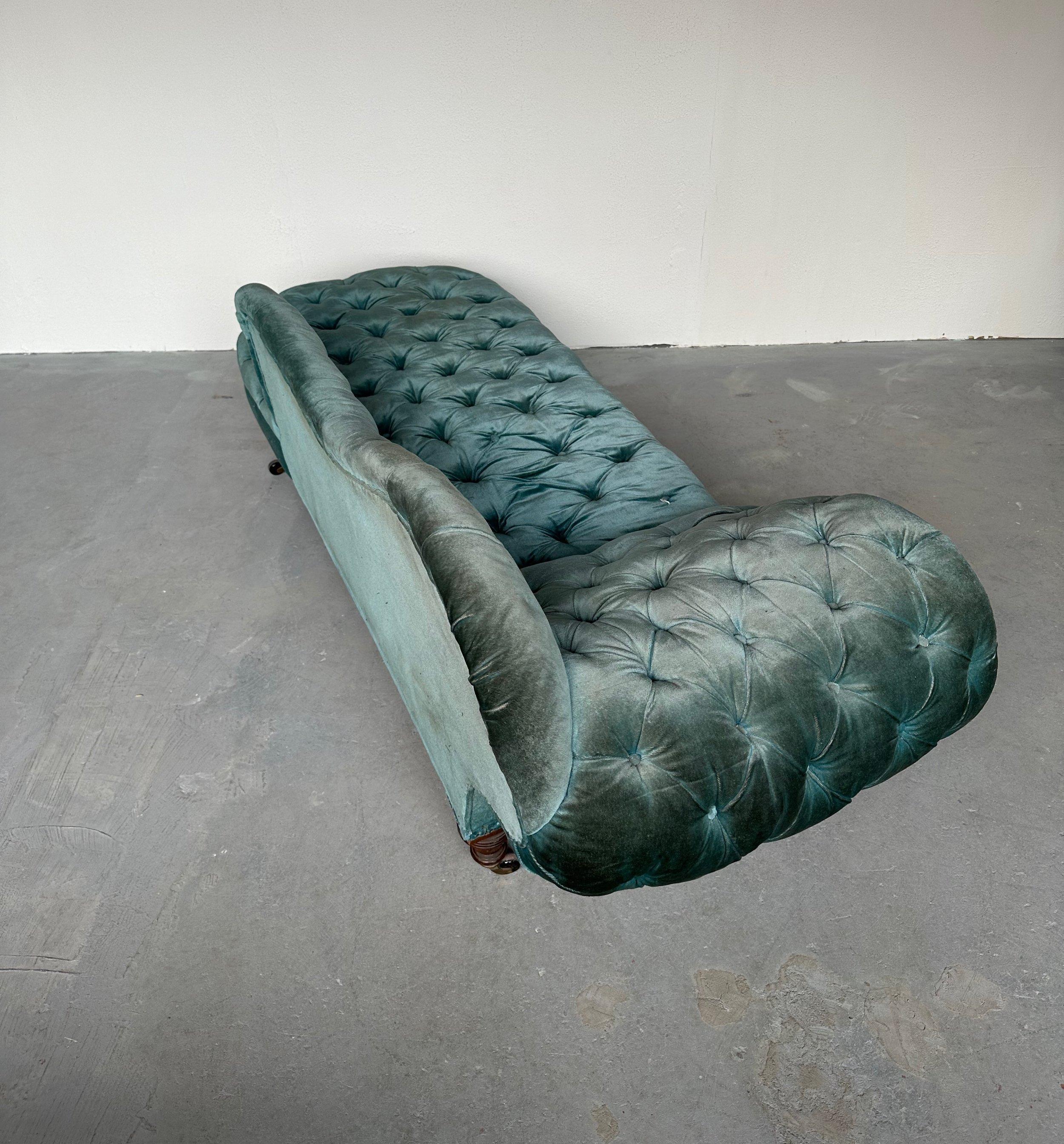 French Napoleon III Curved and Tufted Chaise Longue For Sale 9