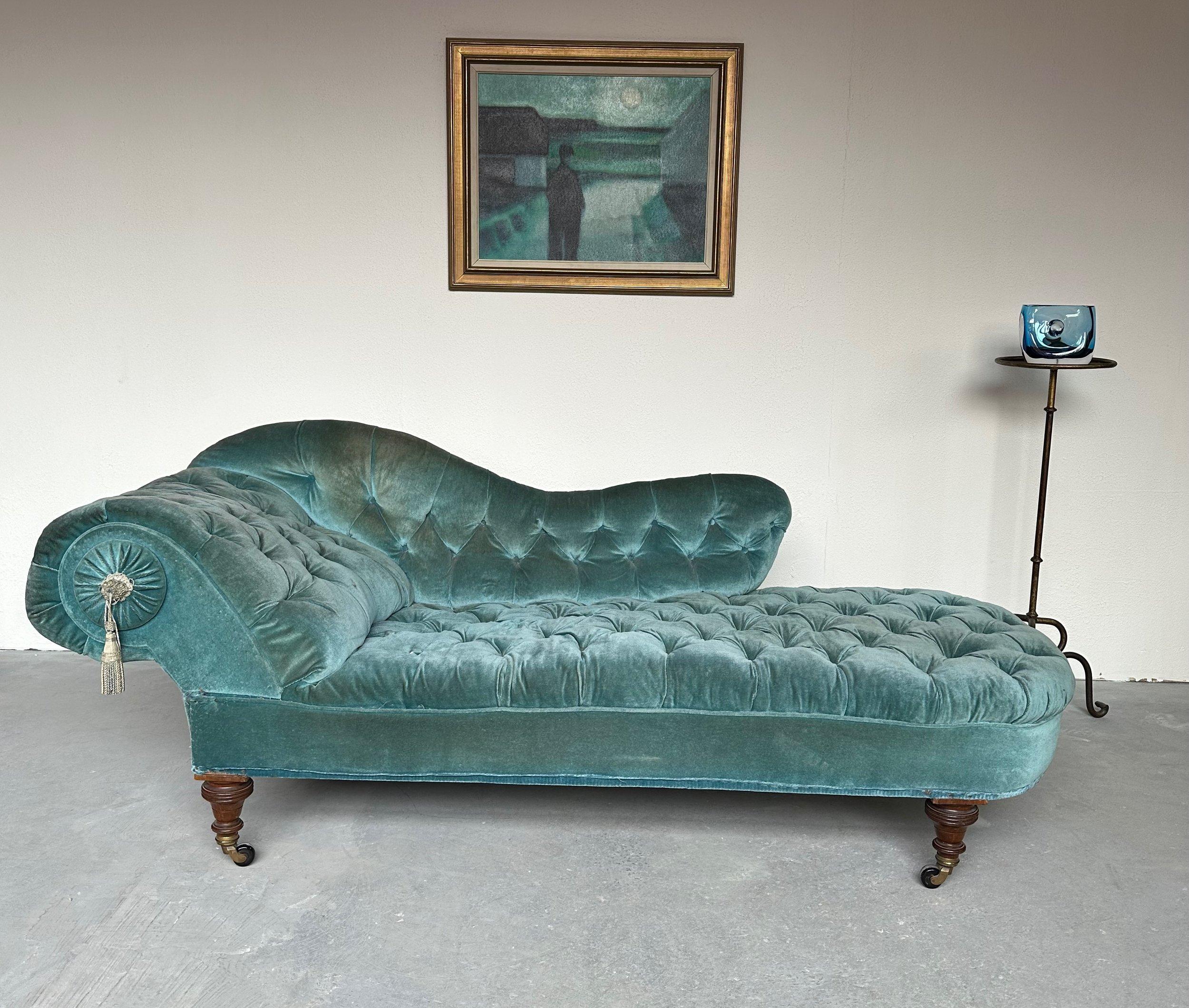 French Napoleon III Curved and Tufted Chaise Longue In Good Condition For Sale In Buchanan, NY