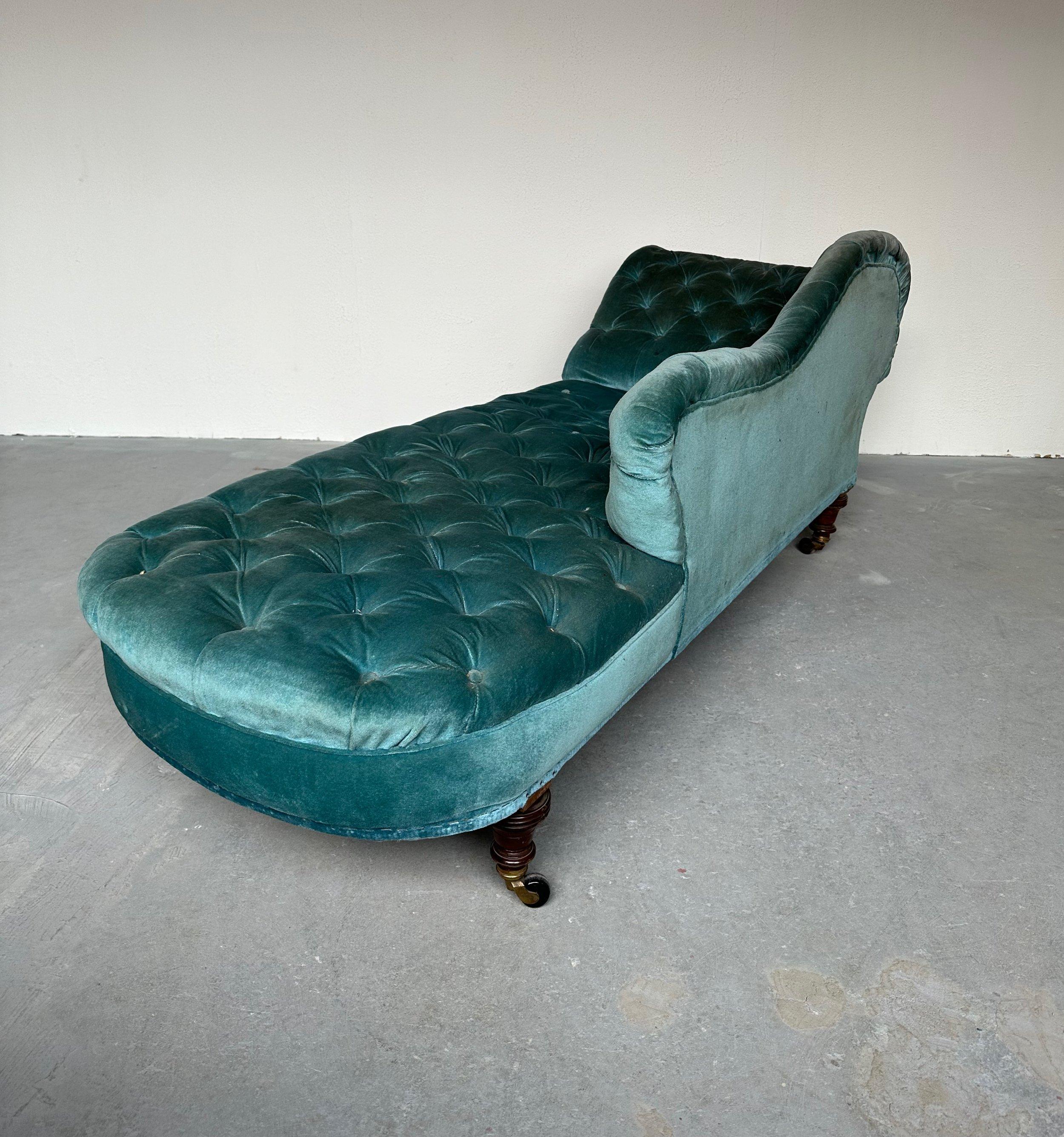 French Napoleon III Curved and Tufted Chaise Longue For Sale 1