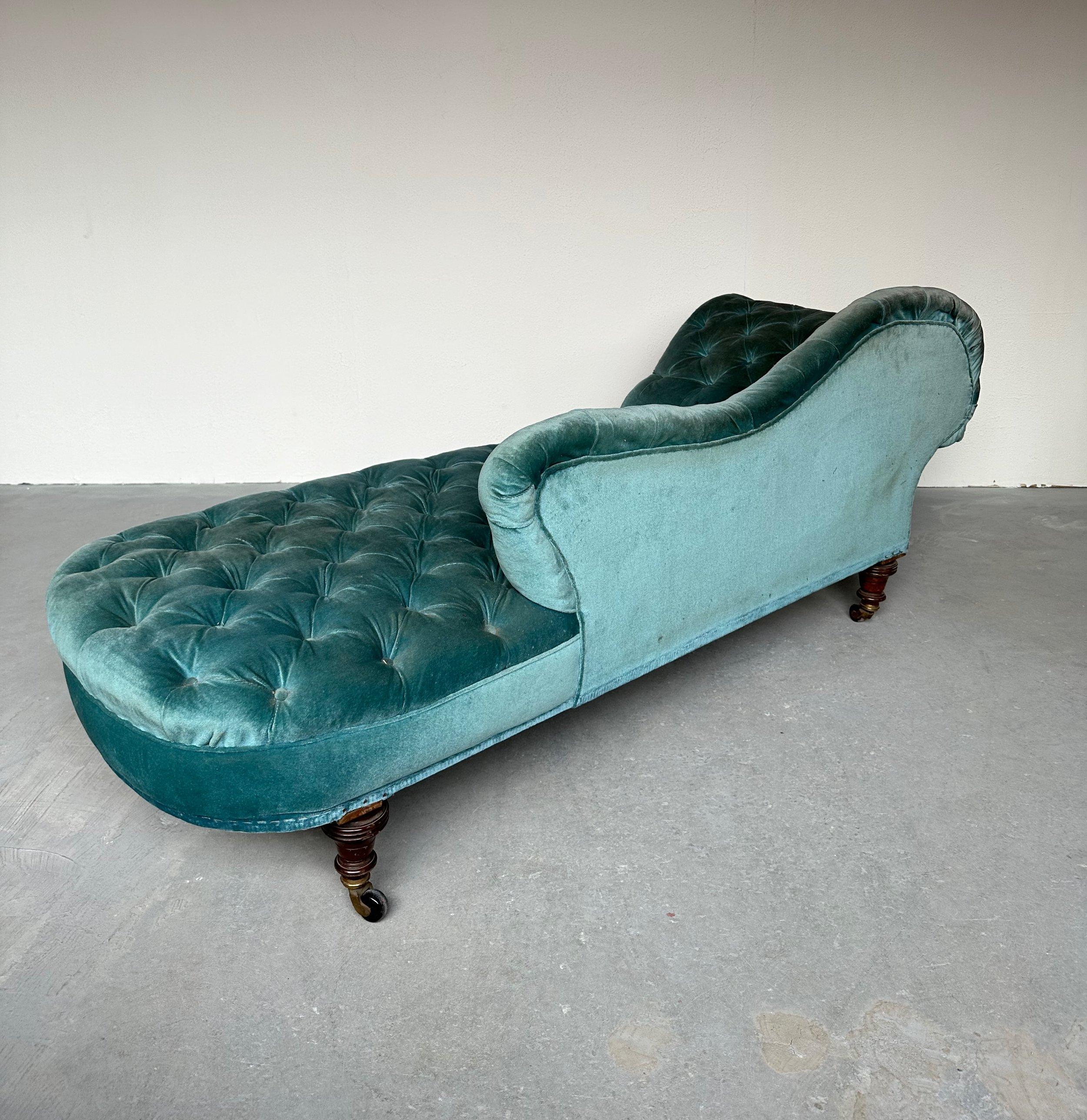 French Napoleon III Curved and Tufted Chaise Longue For Sale 2