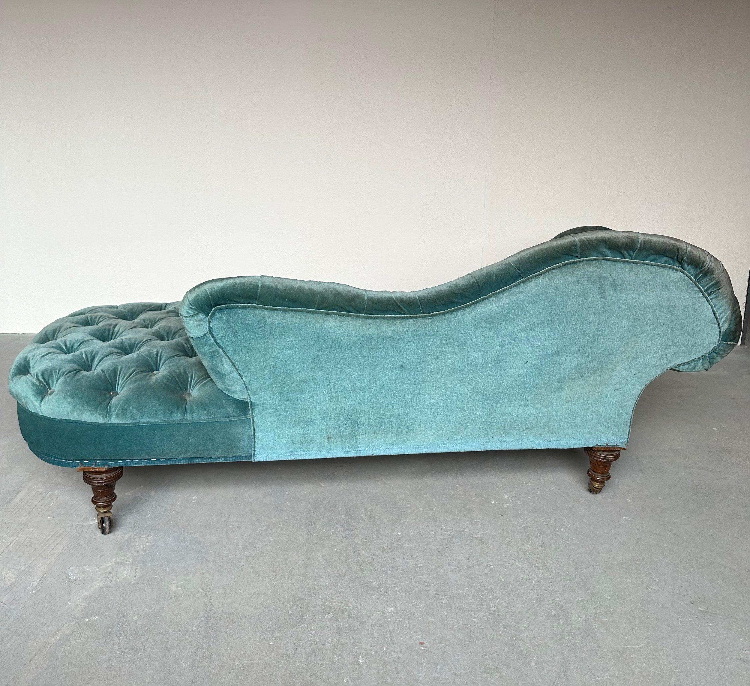 French Napoleon III Curved and Tufted Chaise Longue For Sale 3
