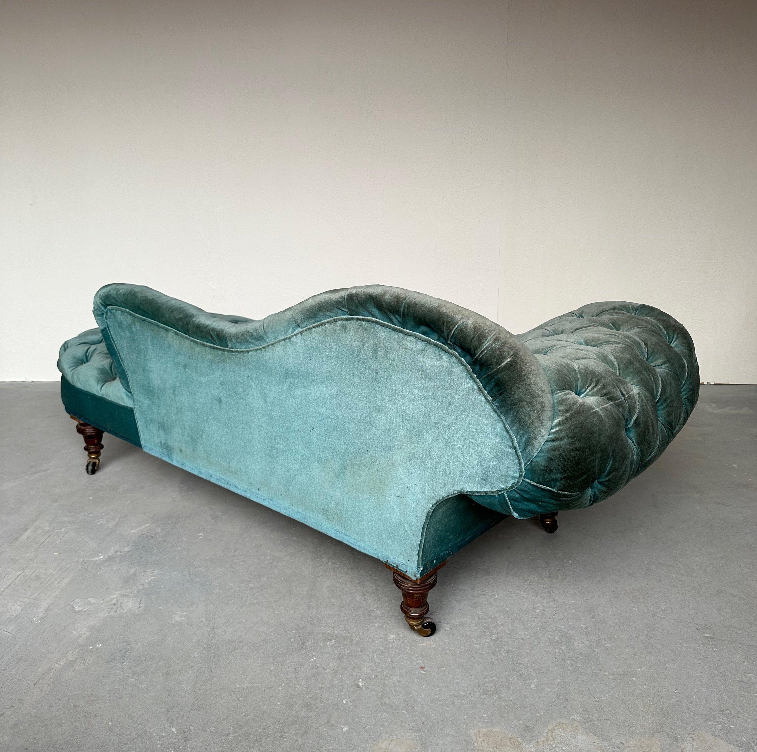 French Napoleon III Curved and Tufted Chaise Longue For Sale 4
