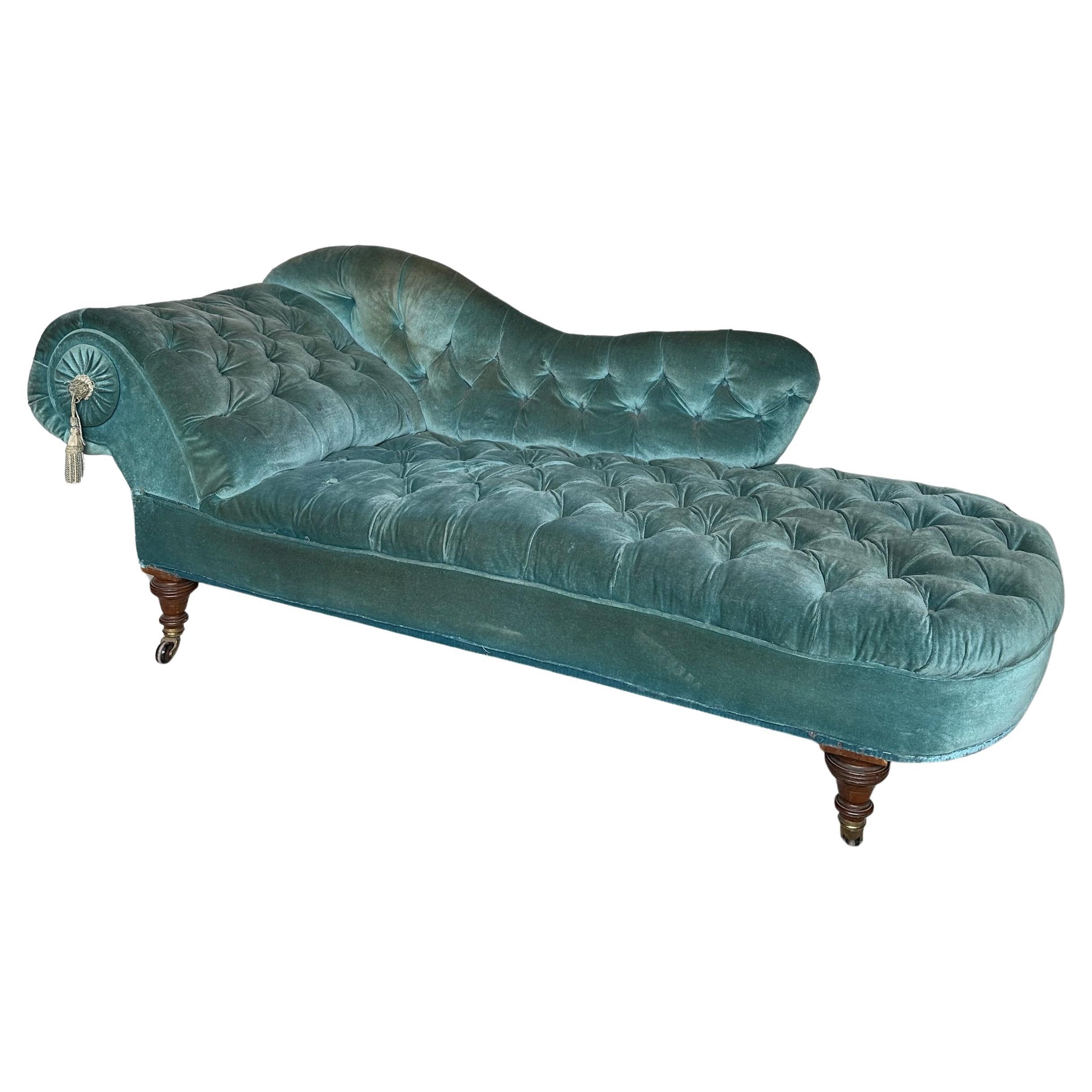 French Napoleon III Curved and Tufted Chaise Longue For Sale