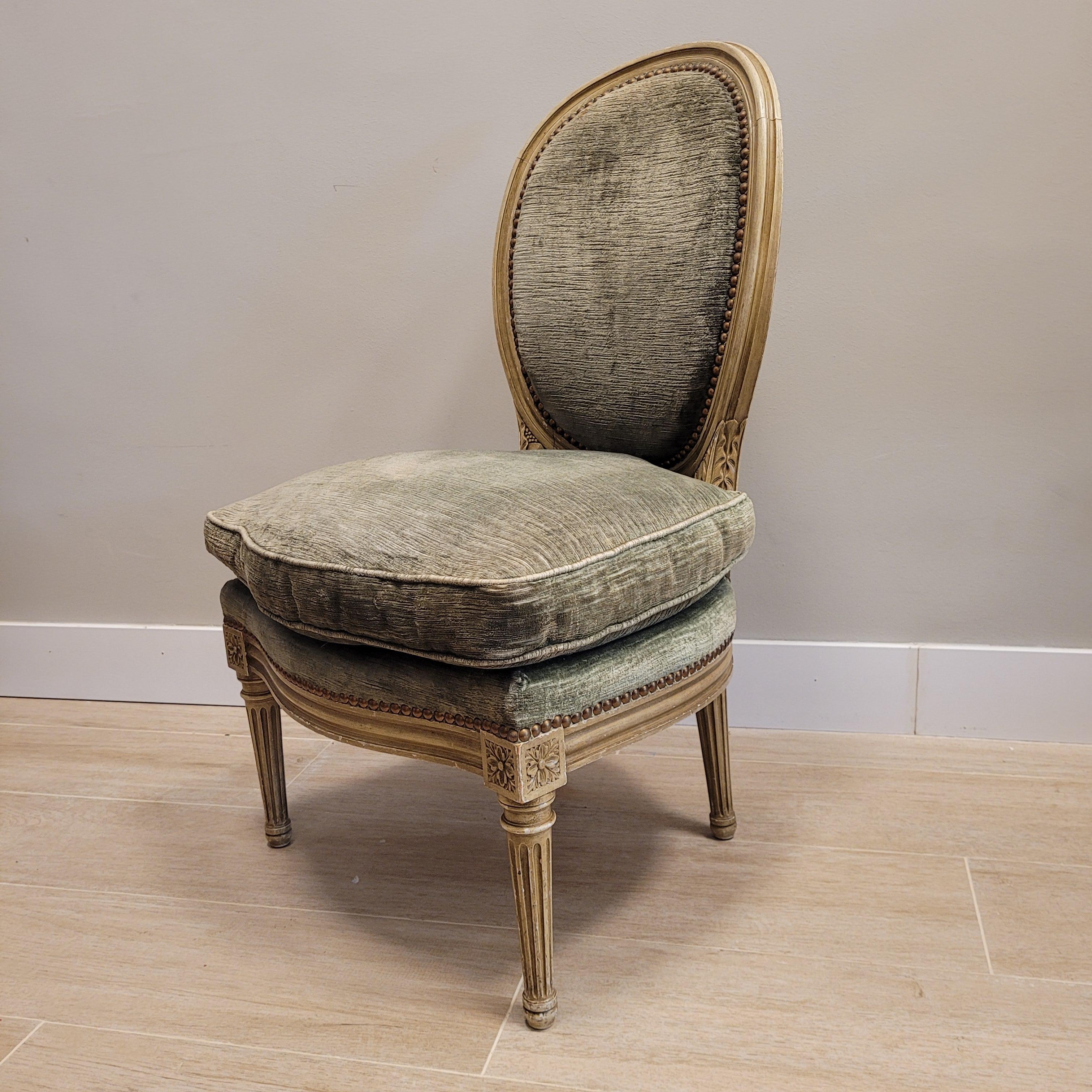 Beautiful set of French Napoleon III seats, Louis XVI style, with dry green upholstery.
The set is made up of an armchair, a charmeuse, which is lower in seat, it was used to sit near the fireplace and a stool or footrest, all upholstered in dry