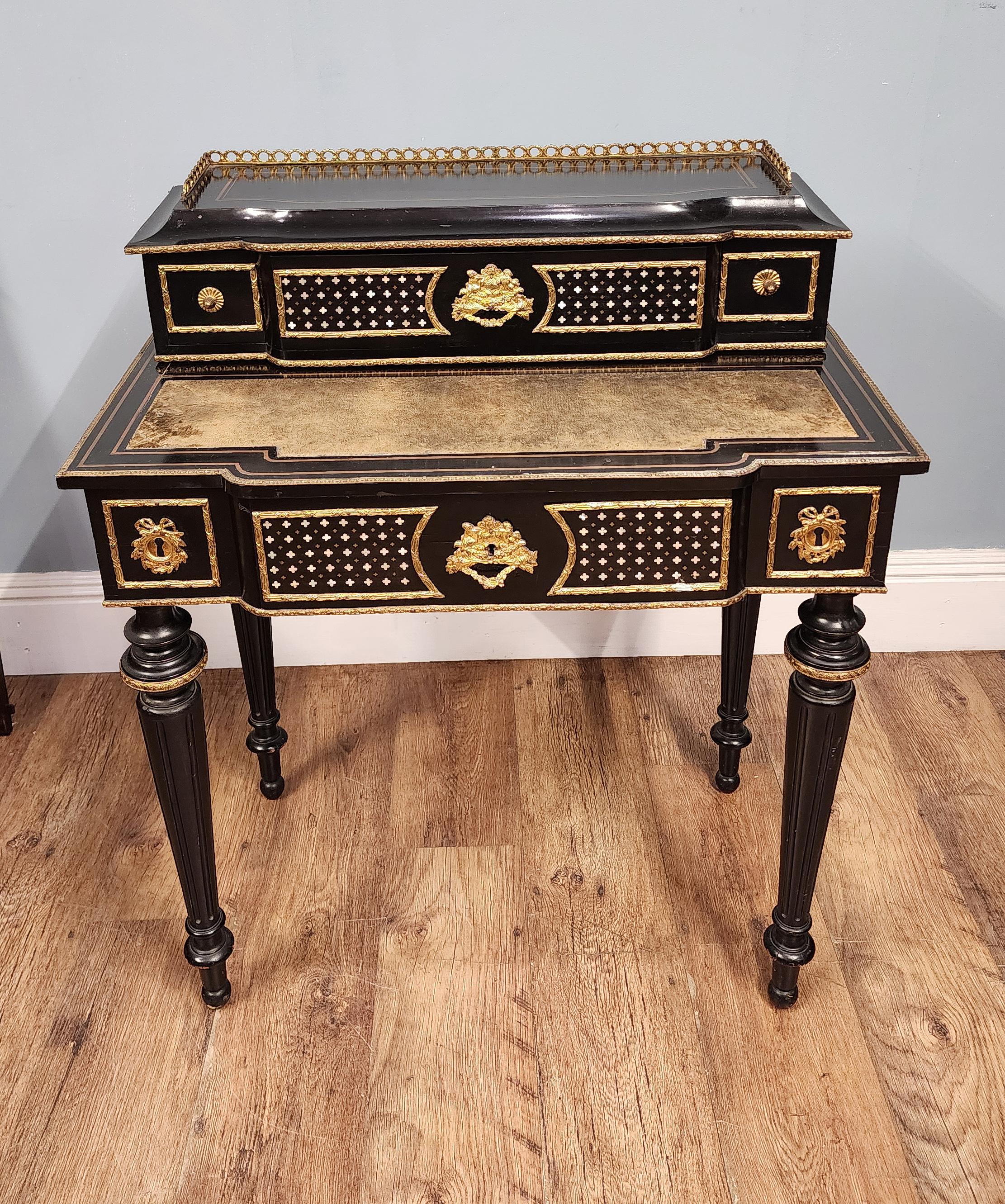 Dorato Scrivania francese Napoleone III in bronzo dorato ed ebanizzato Bonheur-du-Jour 1880 in vendita