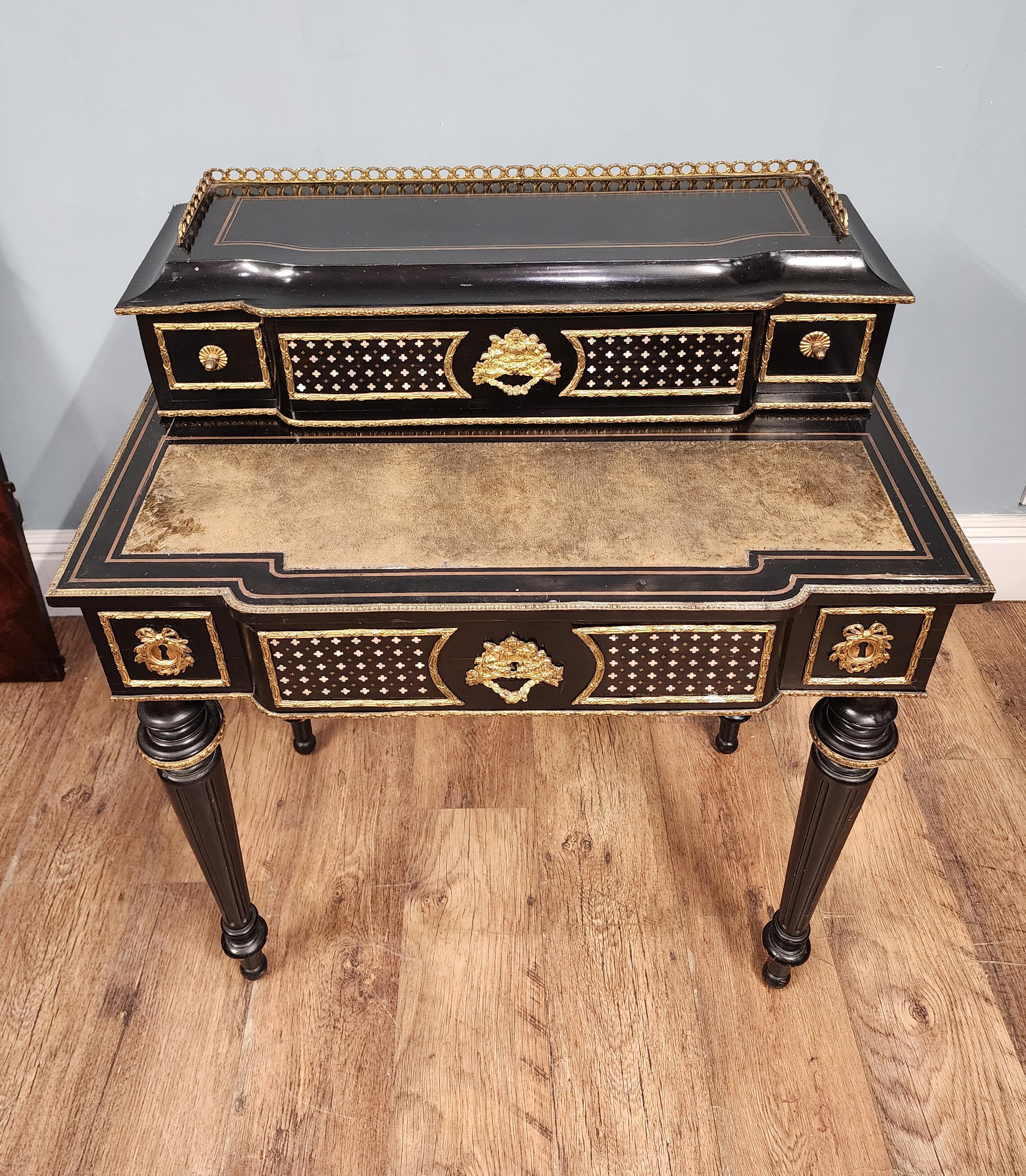 Scrivania francese Napoleone III in bronzo dorato ed ebanizzato Bonheur-du-Jour 1880 In condizioni buone in vendita a Potters Bar, GB