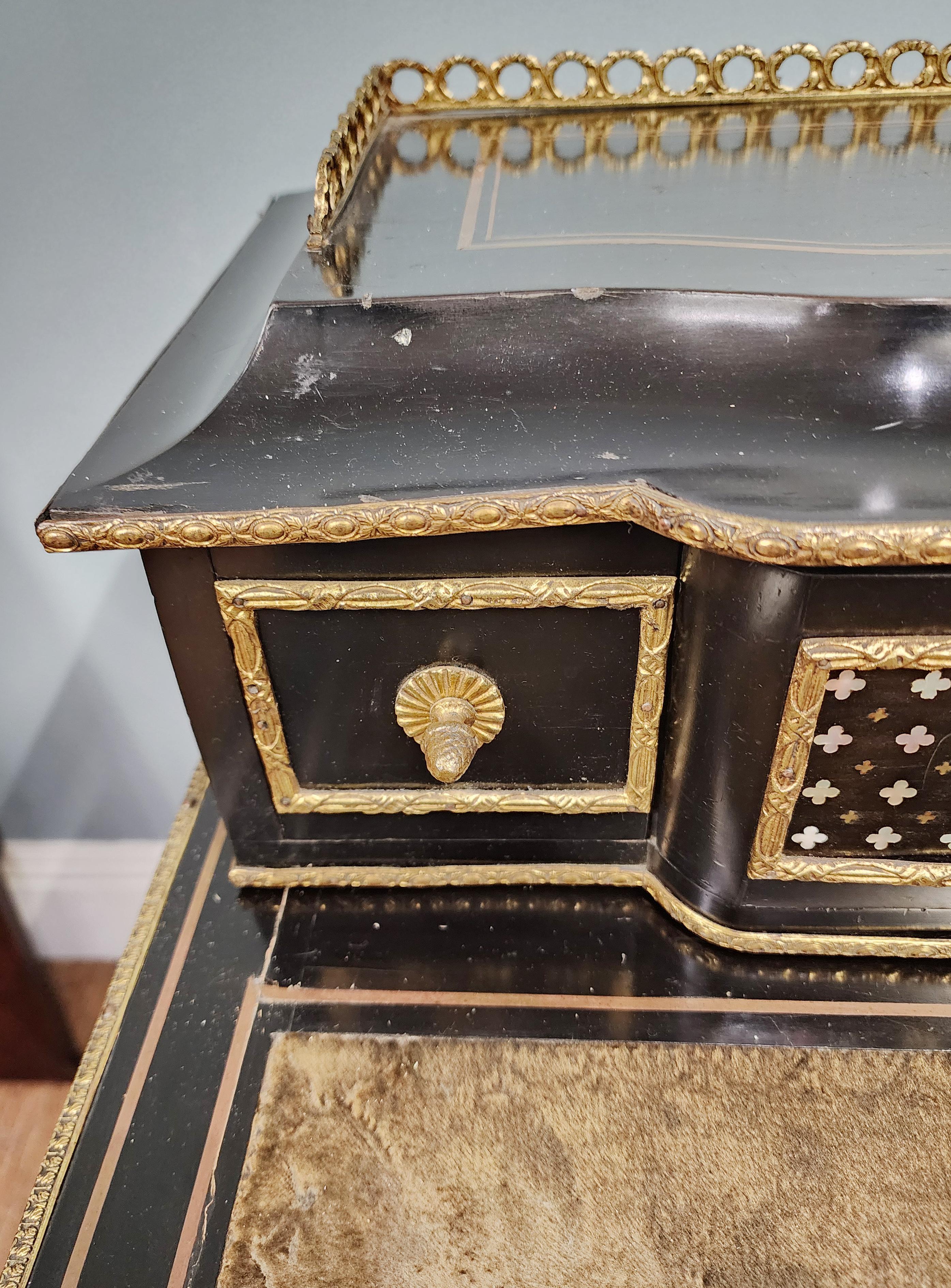 Scrivania francese Napoleone III in bronzo dorato ed ebanizzato Bonheur-du-Jour 1880 in vendita 1