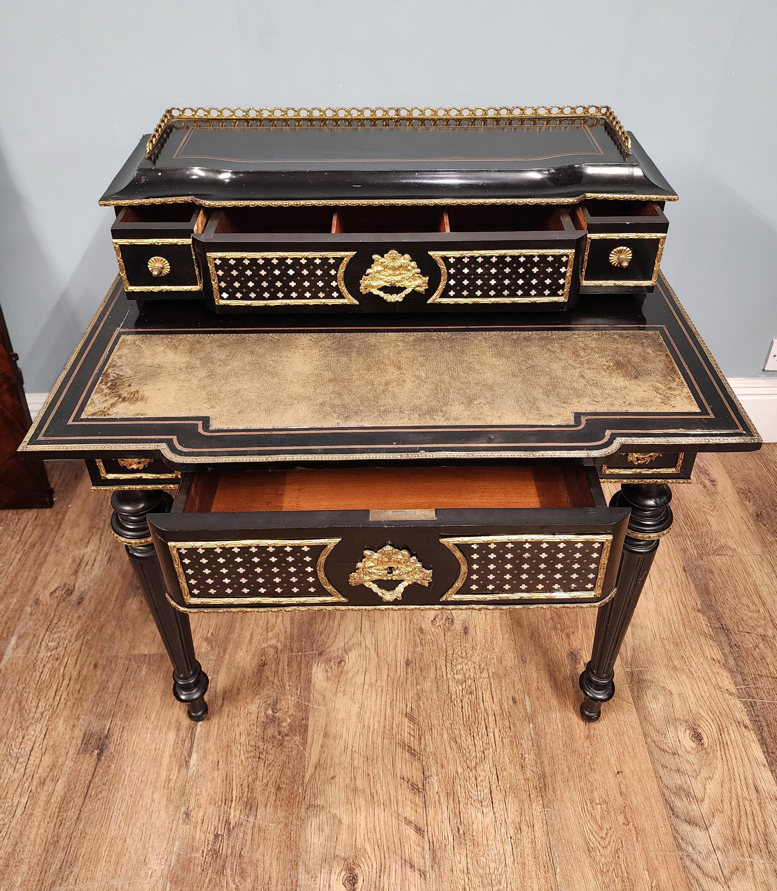 Scrivania francese Napoleone III in bronzo dorato ed ebanizzato Bonheur-du-Jour 1880 in vendita 2