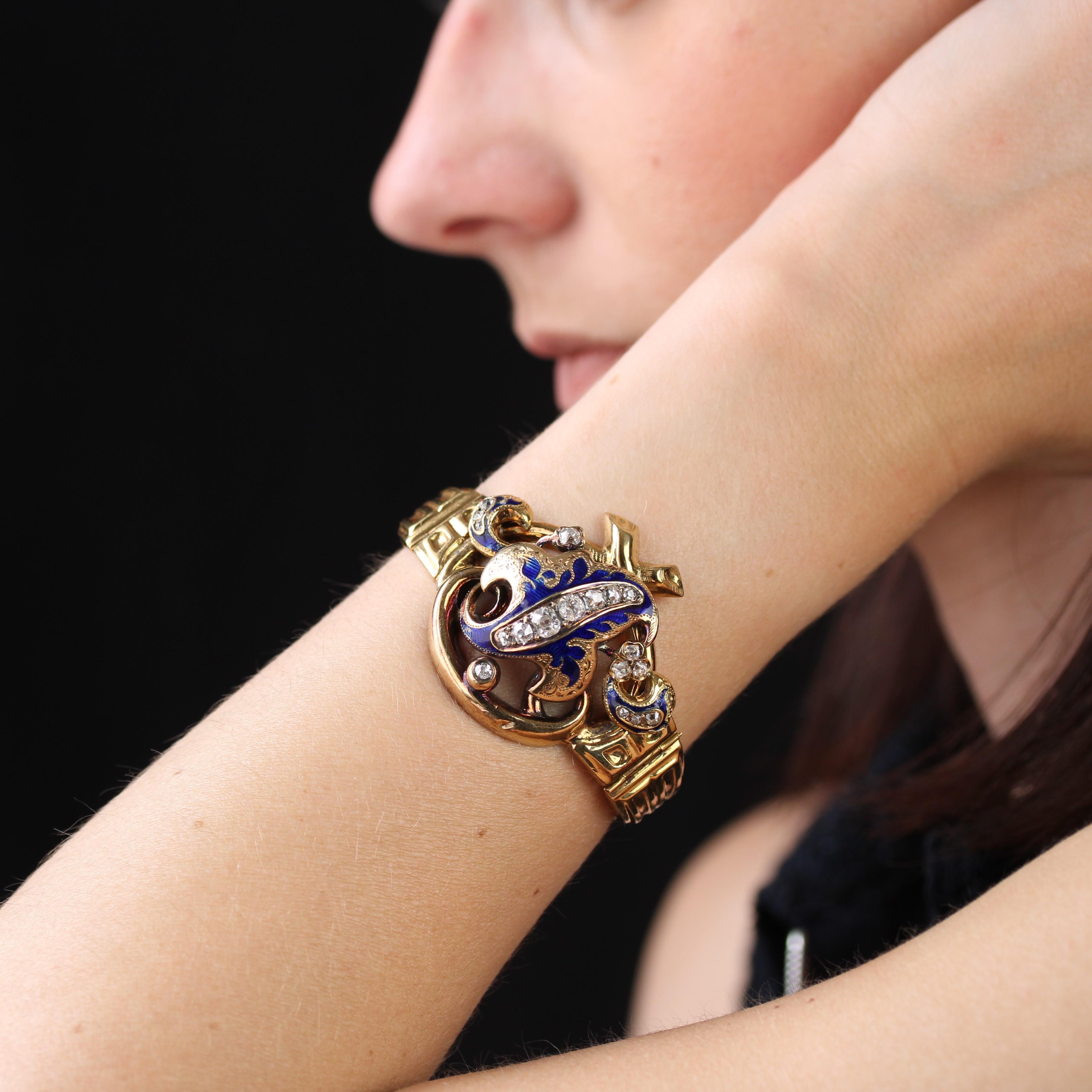 Bracelet in 18 karat yellow gold.
Magnificent antique cuff bracelet in the form of a rigid oval bezel made of several gold plates, hinged together and decorated with gadroons on the top. The last plate hides the push-button and rack-and-pinion