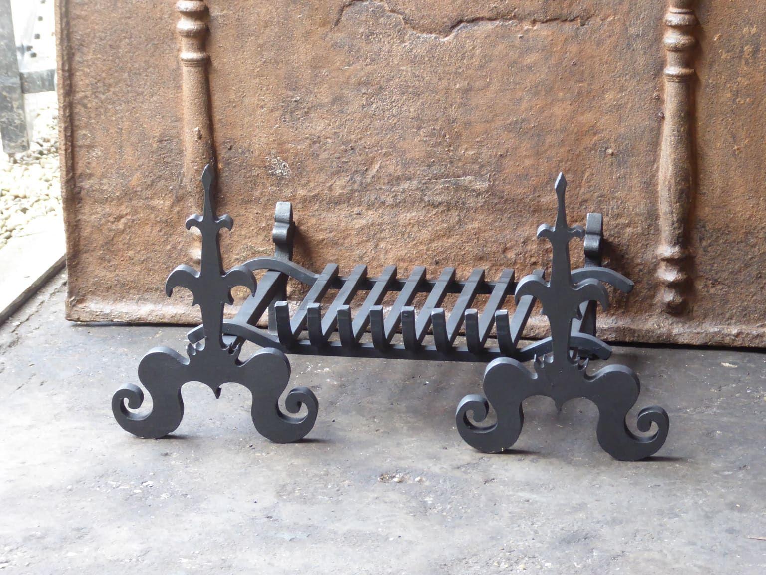 Grille de cheminée de style victorien du 20e siècle en fonte et fer forgé. La grille de la cheminée est en bon état et fonctionne parfaitement. La largeur totale de l'avant de la grille est de 68 cm.