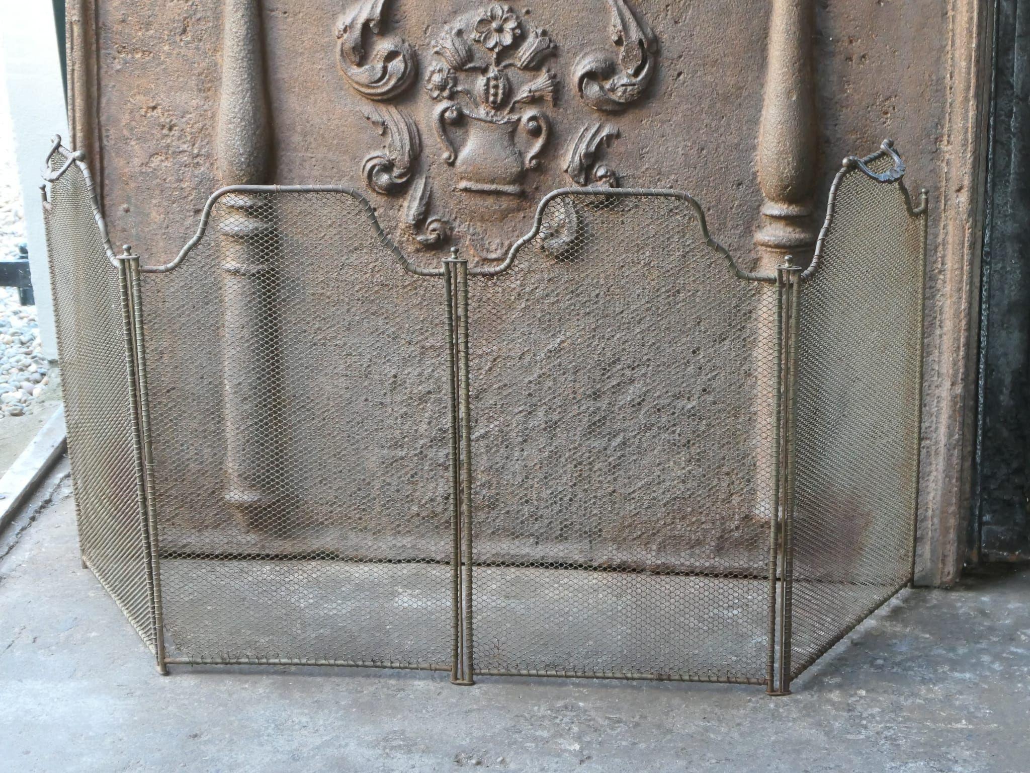 Paravento francese a 4 pannelli del XIX secolo in stile periodo vittoriano. Il paravento è realizzato in ottone, ferro e rete di ferro. Il paravento presenta alcune imperfezioni (vedi foto) ma è in discrete condizioni ed è adatto all'uso davanti al