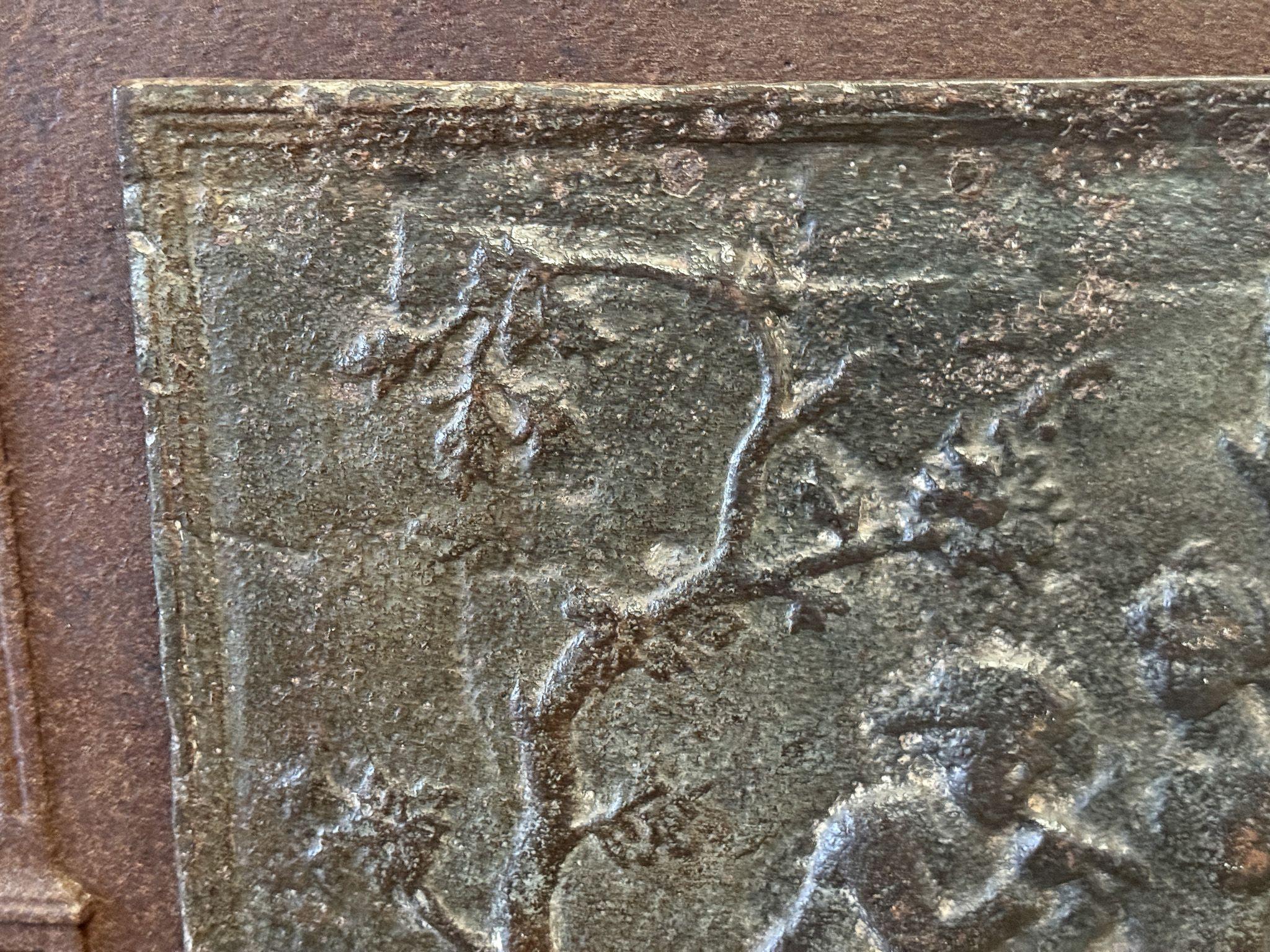 19. Jahrhundert Französisch Napoleon III Periode fireback mit Mann und eine Frau.

Die Feuerrückwand ist aus Gusseisen und hat eine braune Patina. Auf Wunsch kann er ohne Aufpreis auch in schwarz/zinnfarbener Ausführung geliefert werden. Der Zustand