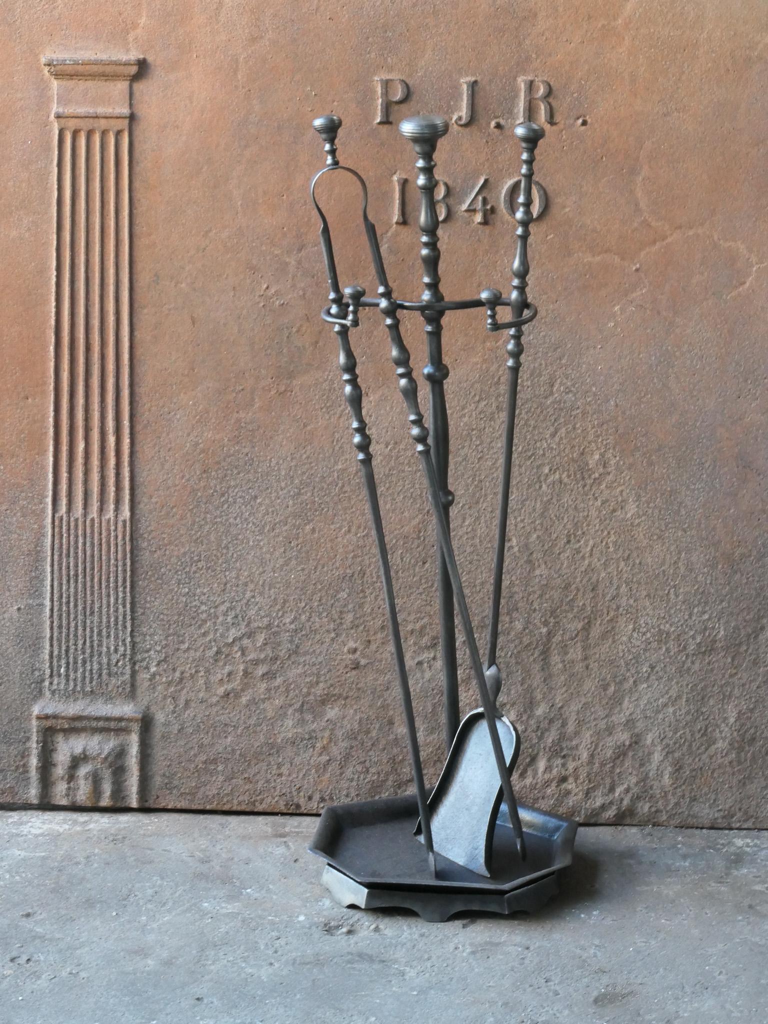 Set di attrezzi da camino francesi del XIX secolo. Il set di attrezzi è composto da pinze, pala e un supporto. Gli strumenti sono in ferro battuto e il supporto in ghisa. Il set è in buone condizioni e adatto all'uso nel camino.