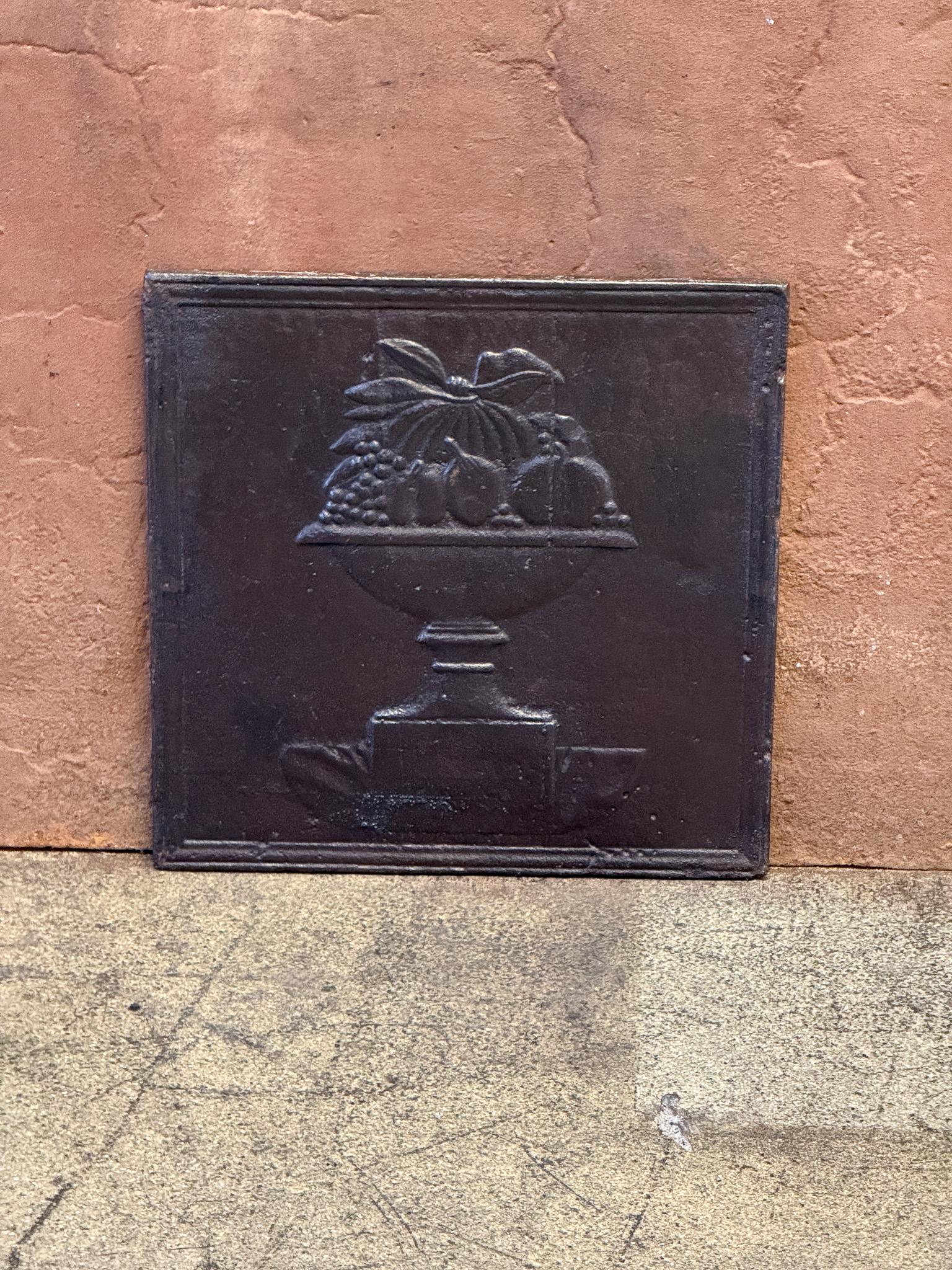 Caminetto francese del XIX secolo del periodo Napoleone III.

Lo schienale del caminetto è in ghisa e ha un colore nero / peltro. Lo schienale del camino è in buone condizioni e non presenta crepe.