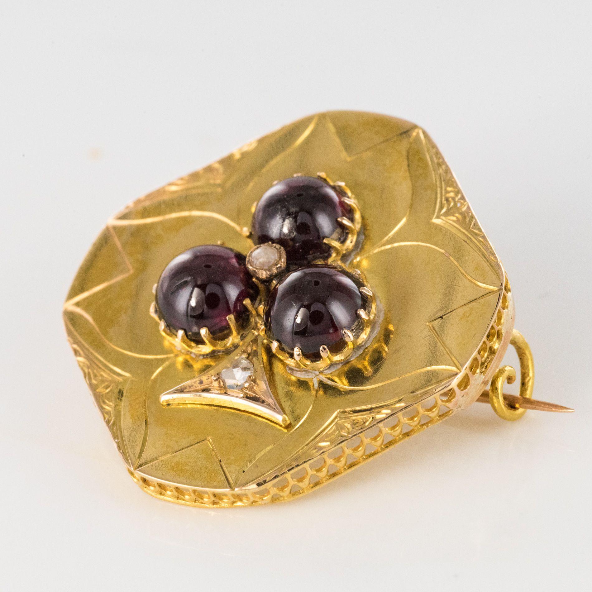 French Napoleon III Garnet Diamond Natural Pearl Yellow Gold Clover Brooch In Good Condition For Sale In Poitiers, FR