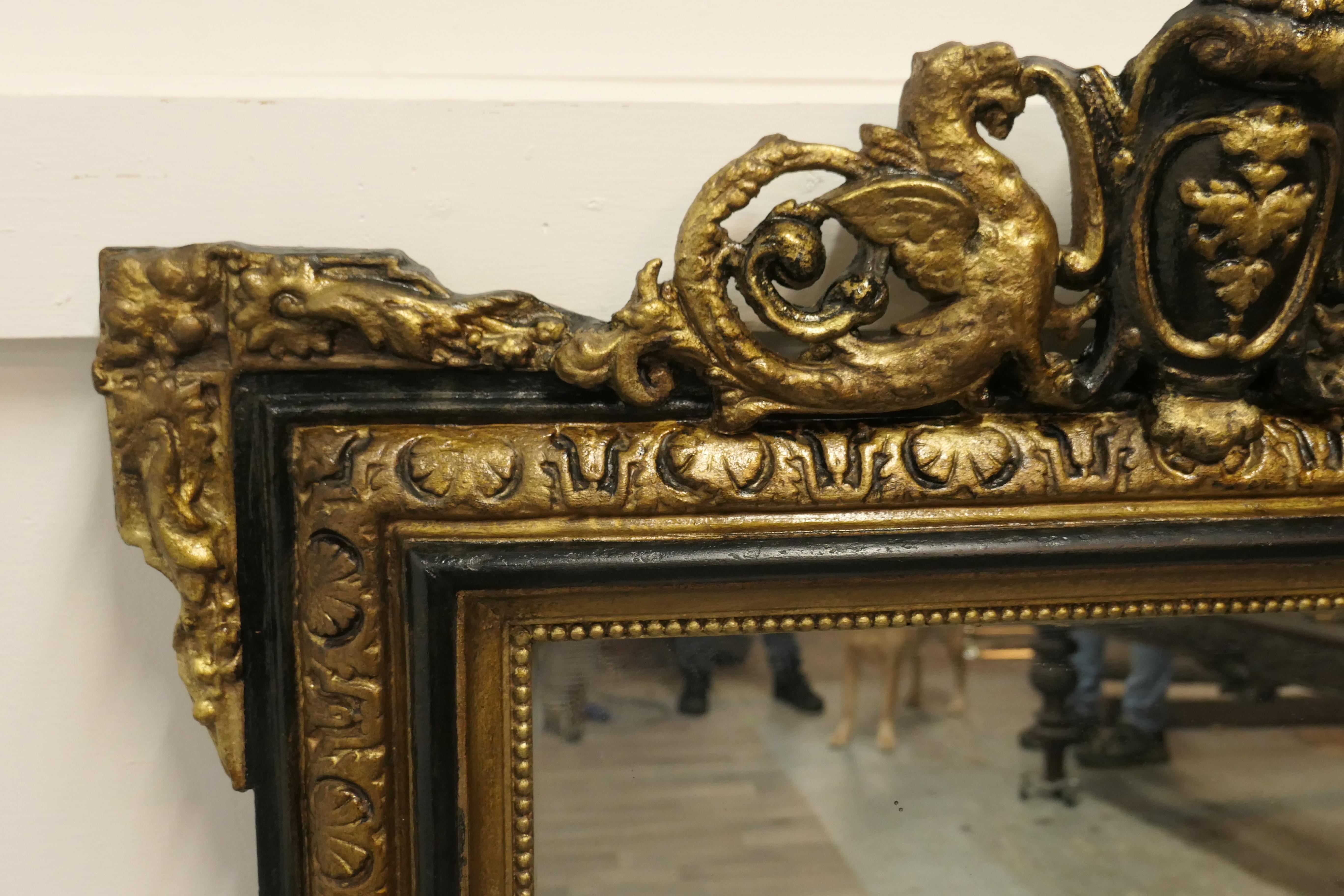 Miroir mural doré Napoléon III, crête de dragon.

Il s'agit d'une pièce très attrayante, le miroir a un cadre doré avec la décoration détaillée dans une ombre noire, au centre en haut du miroir il y a un écusson élaboré avec des dragons crachant