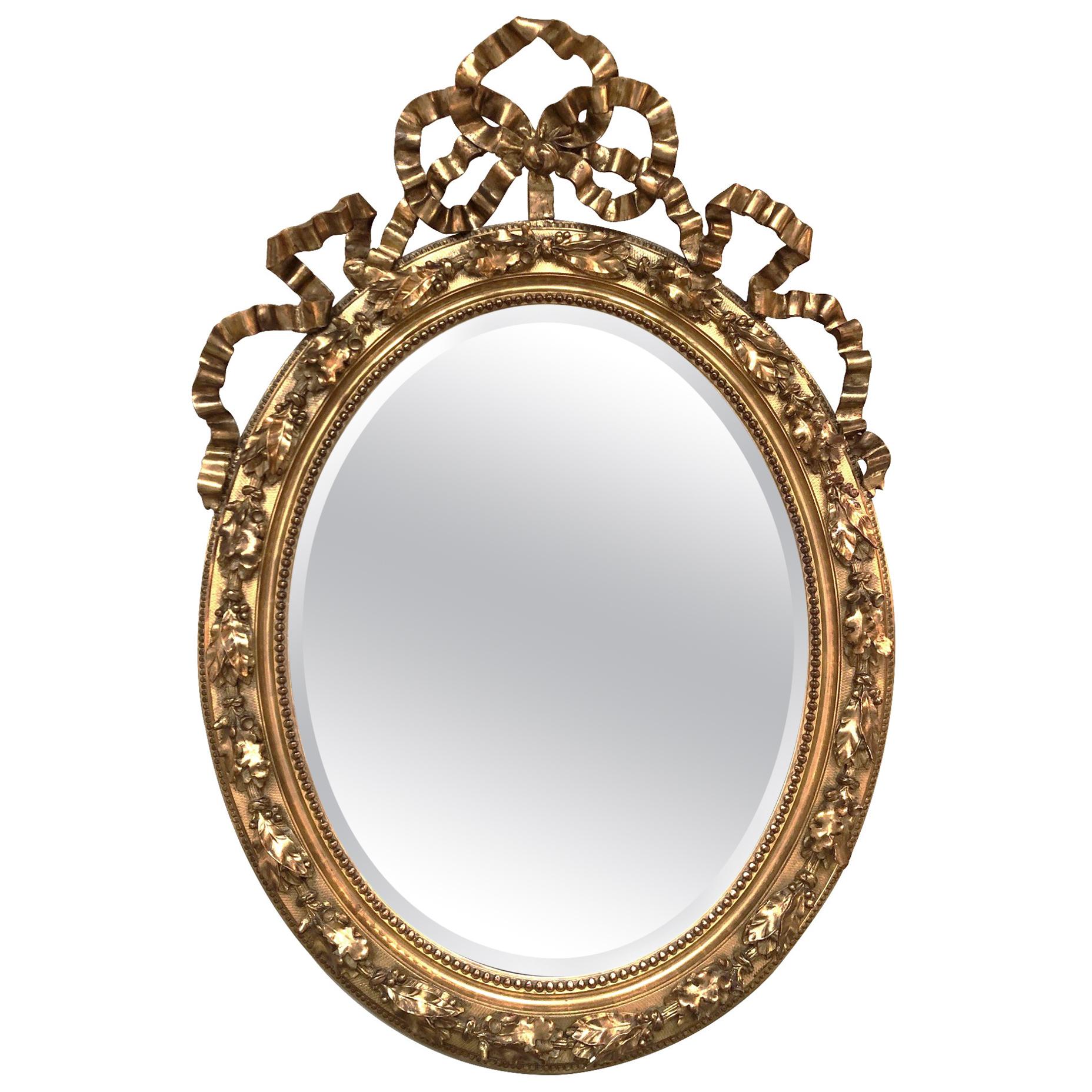 Miroir ovale français Napoléon III en bois doré et composite avec crête en ruban