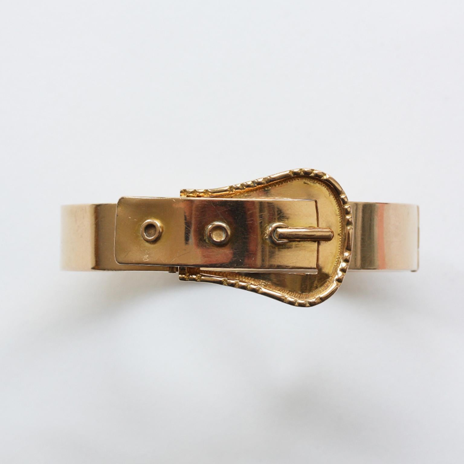 An 18 carat gold buckle bracelet, France, 19th century.

weight: 23.85 grams
inner size: 6 x 5 cm
circumference: 18 – 18.5 cm. fits a wrist of 17 – 18 cm