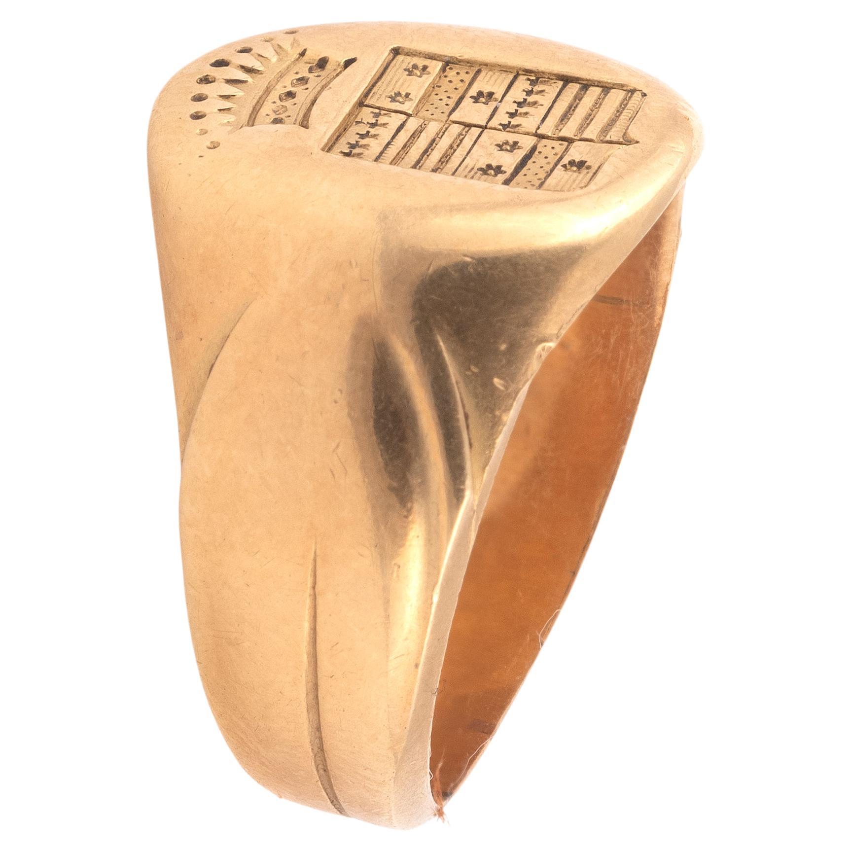 Signet ring in 18kt yellow gold, the center engraved with coats of arms (wear and scaling marks). Ring size: 8 - Gross weight: 12 g