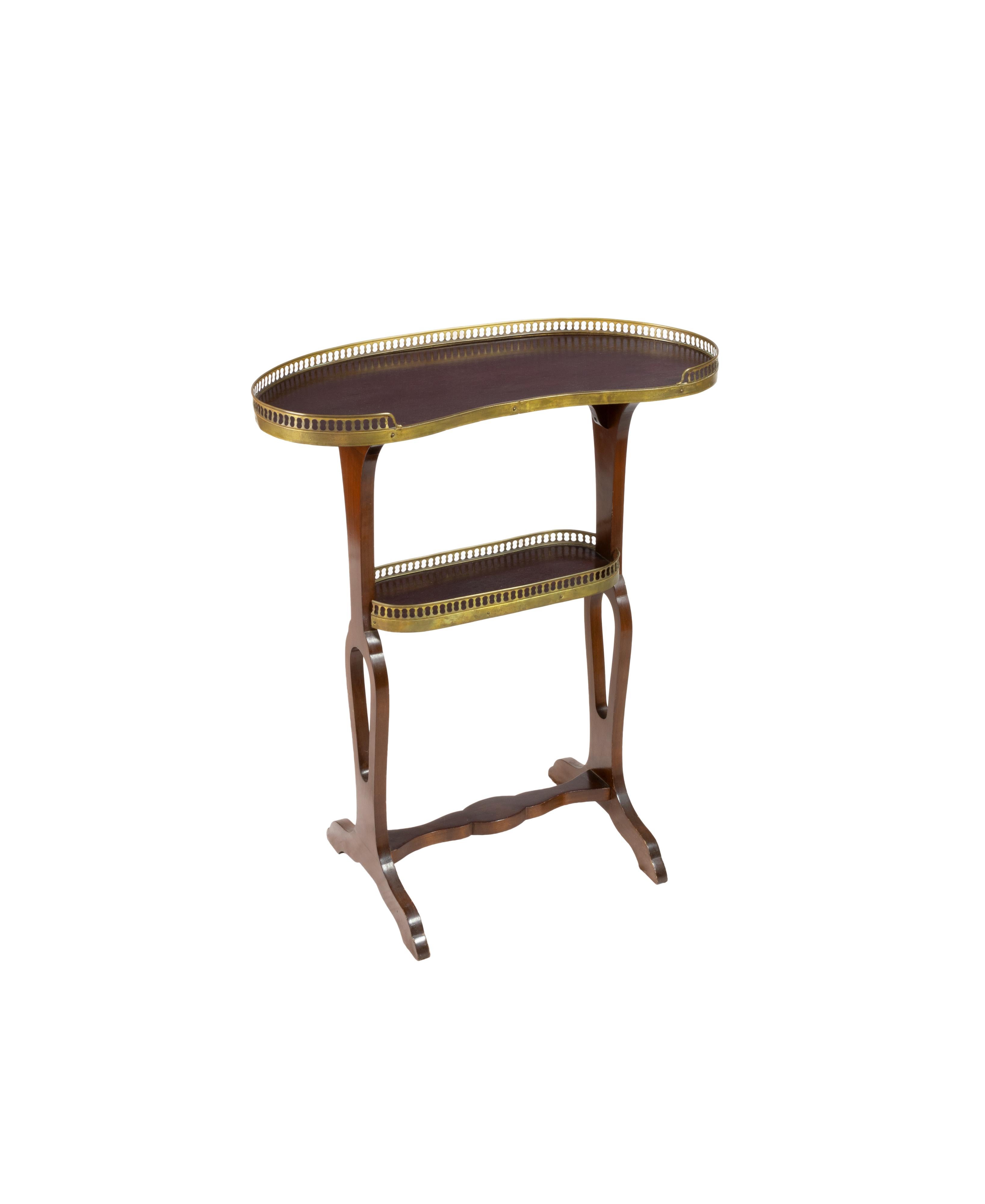 Questo affascinante tavolo guéridon francese del periodo di Napoleone III emana raffinatezza. La classica forma a rene e la ricca combinazione di legno e ottone lo rendono un pezzo versatile per qualsiasi ambiente. 

Ideale per esporre fiori, libri