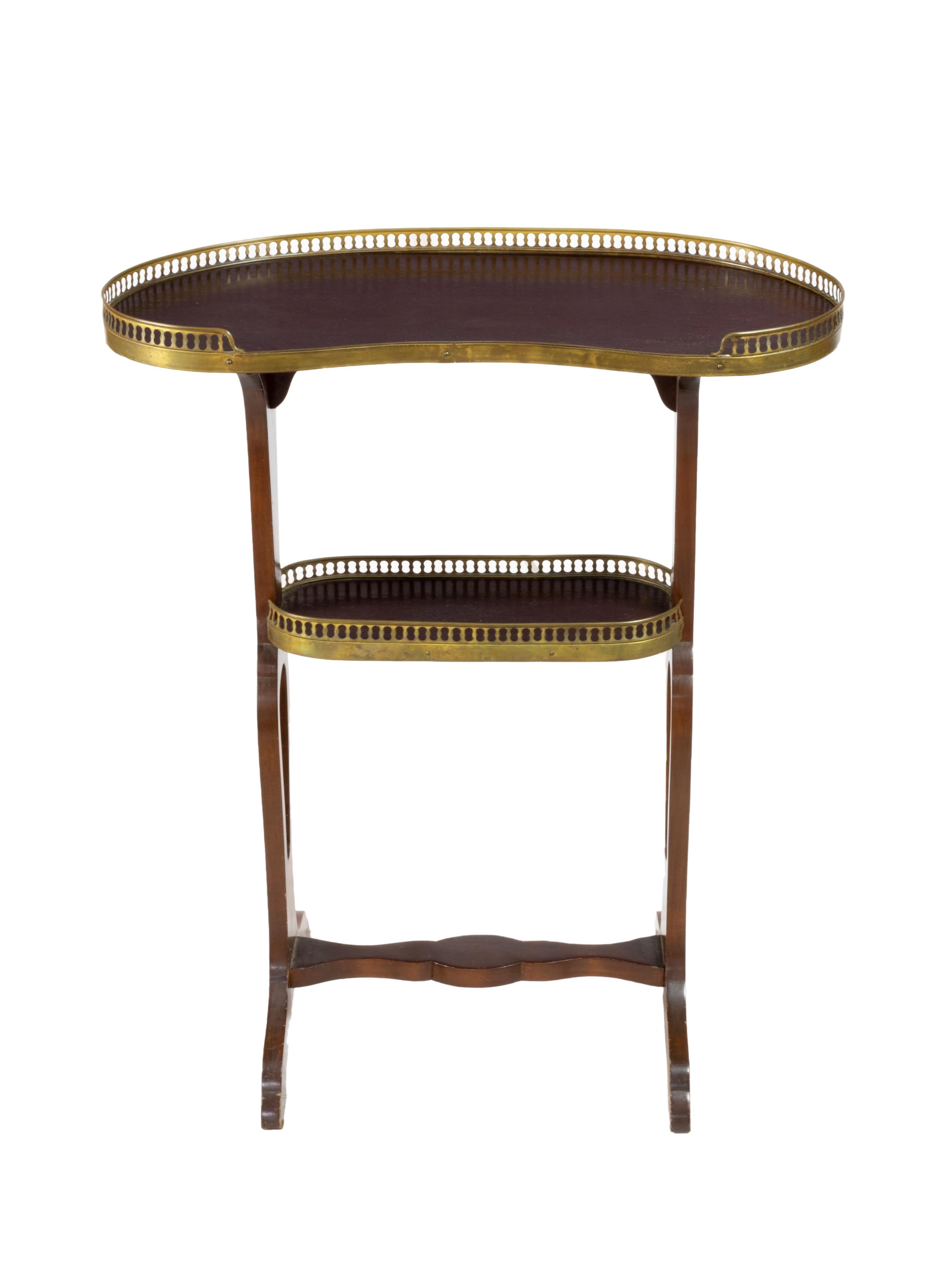 This charming French guéridon table from the Napoleon III period exudes sophistication. The classic kidney shape and rich combination of wood and brass make it a versatile piece for any room. 

Ideal for displaying flowers, books, or other
