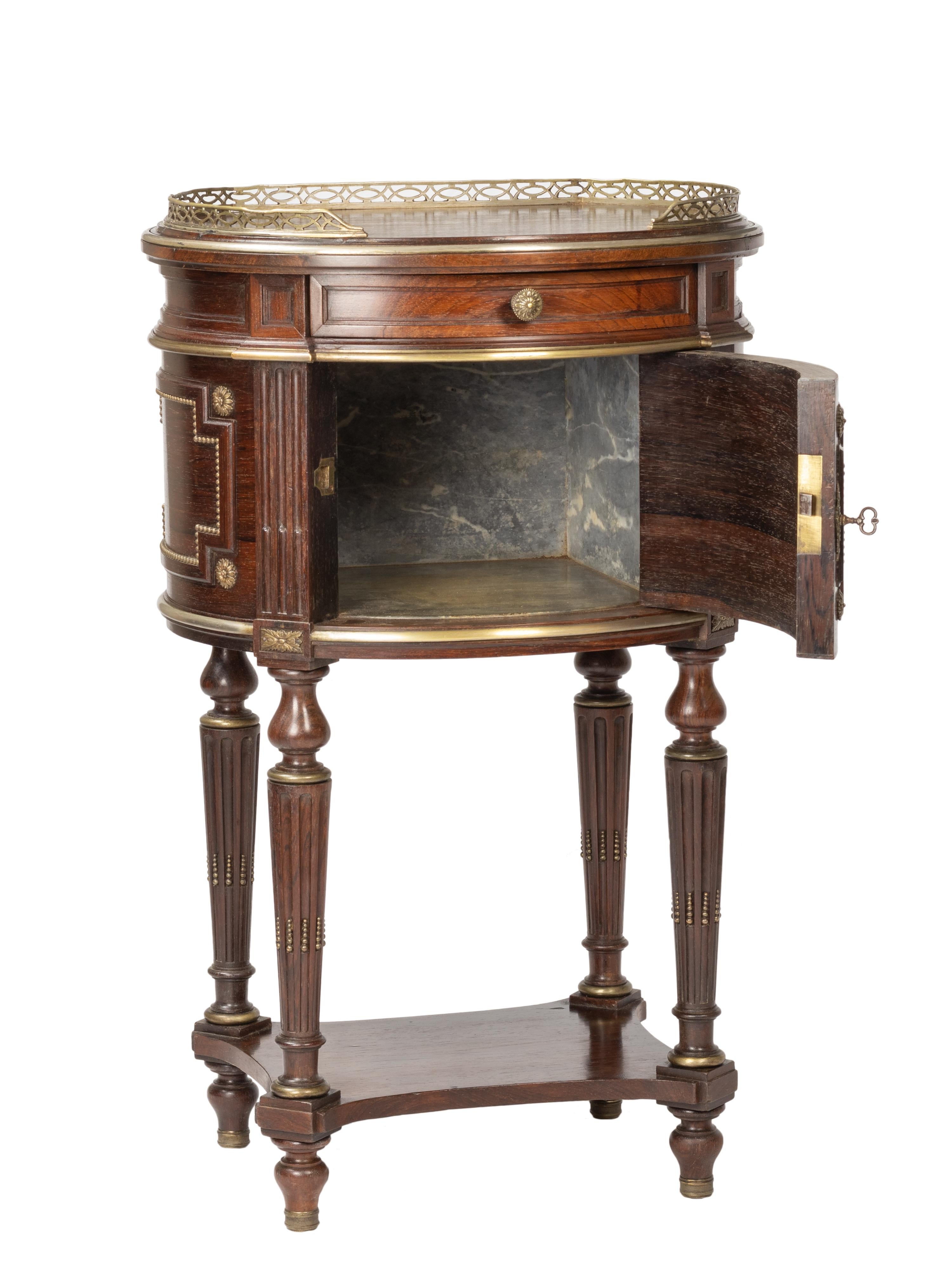 French Napoleon III Hand Carved Bedroom Set In Good Condition For Sale In Lisbon, PT
