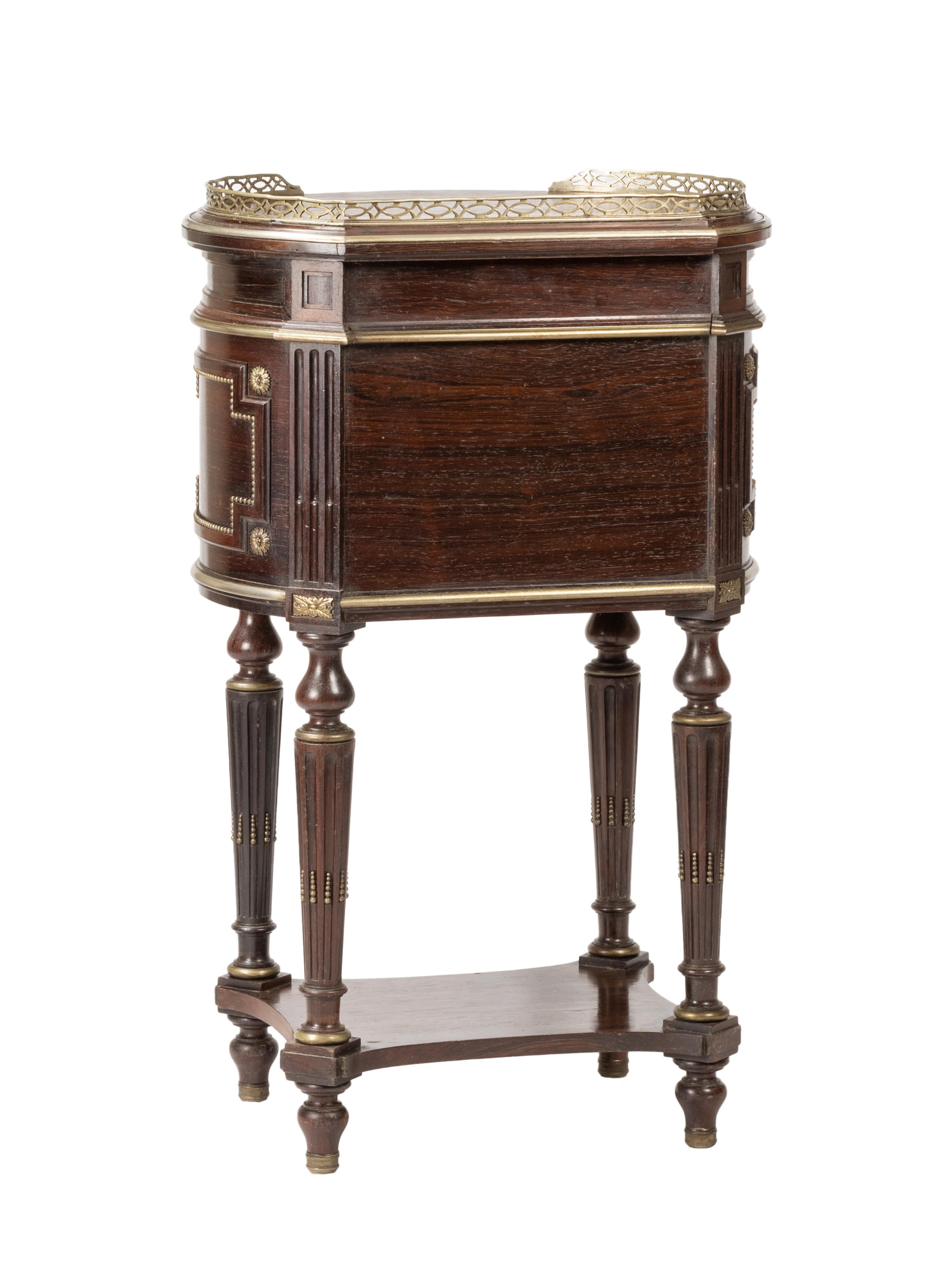 French Napoleon III Hand Carved Bedside Tables Nightstands In Excellent Condition For Sale In Lisbon, PT