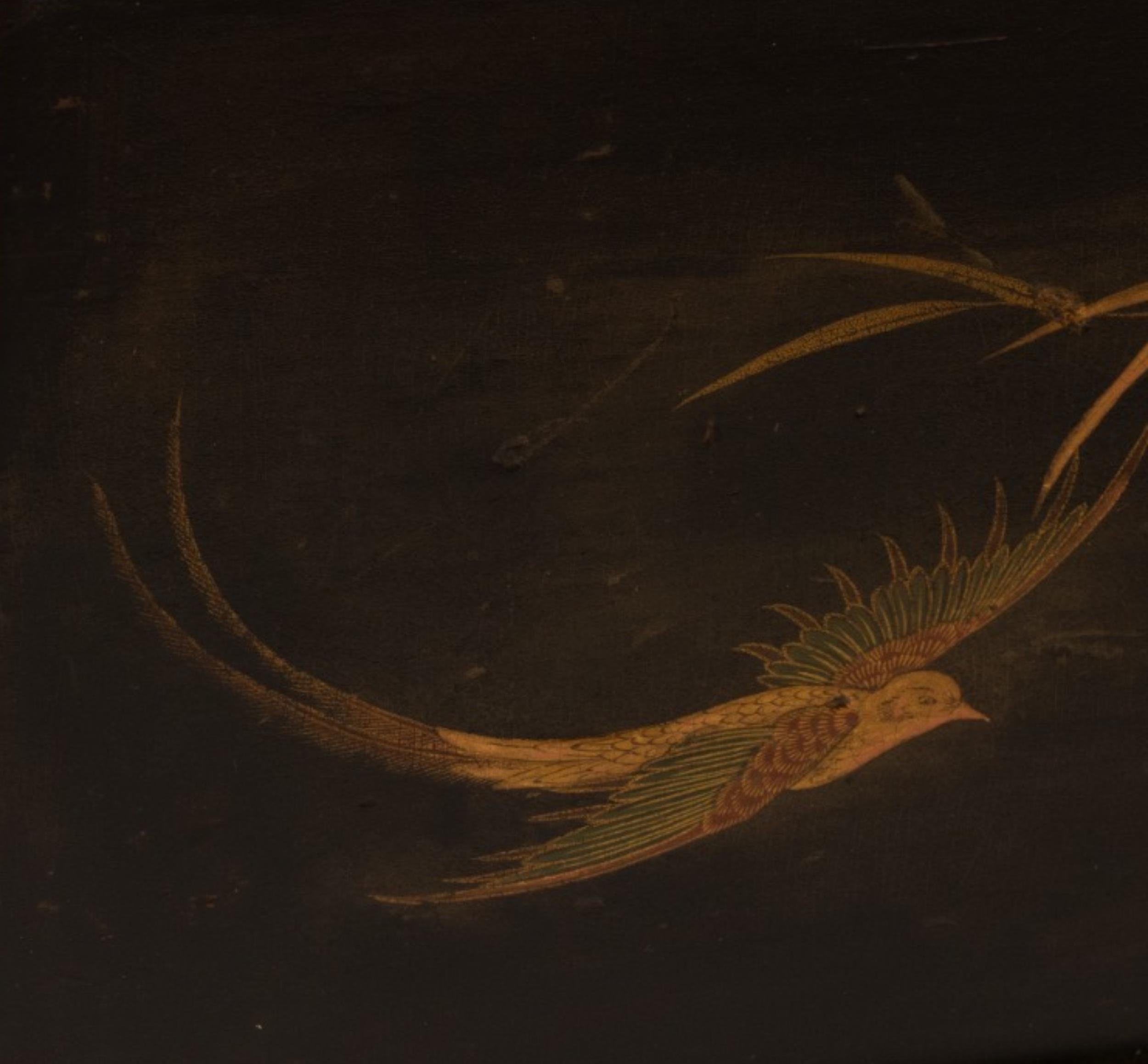 Rare lit palatial Napoléon III de la fin du 19ème siècle en bois massif (dimensions 181,5 x 210 cm) avec panneaux floraux en laque peinte. Très rare pièce d'époque avec un très grand espace matelas. (Ne comprend pas le matelas) avec des flèches et