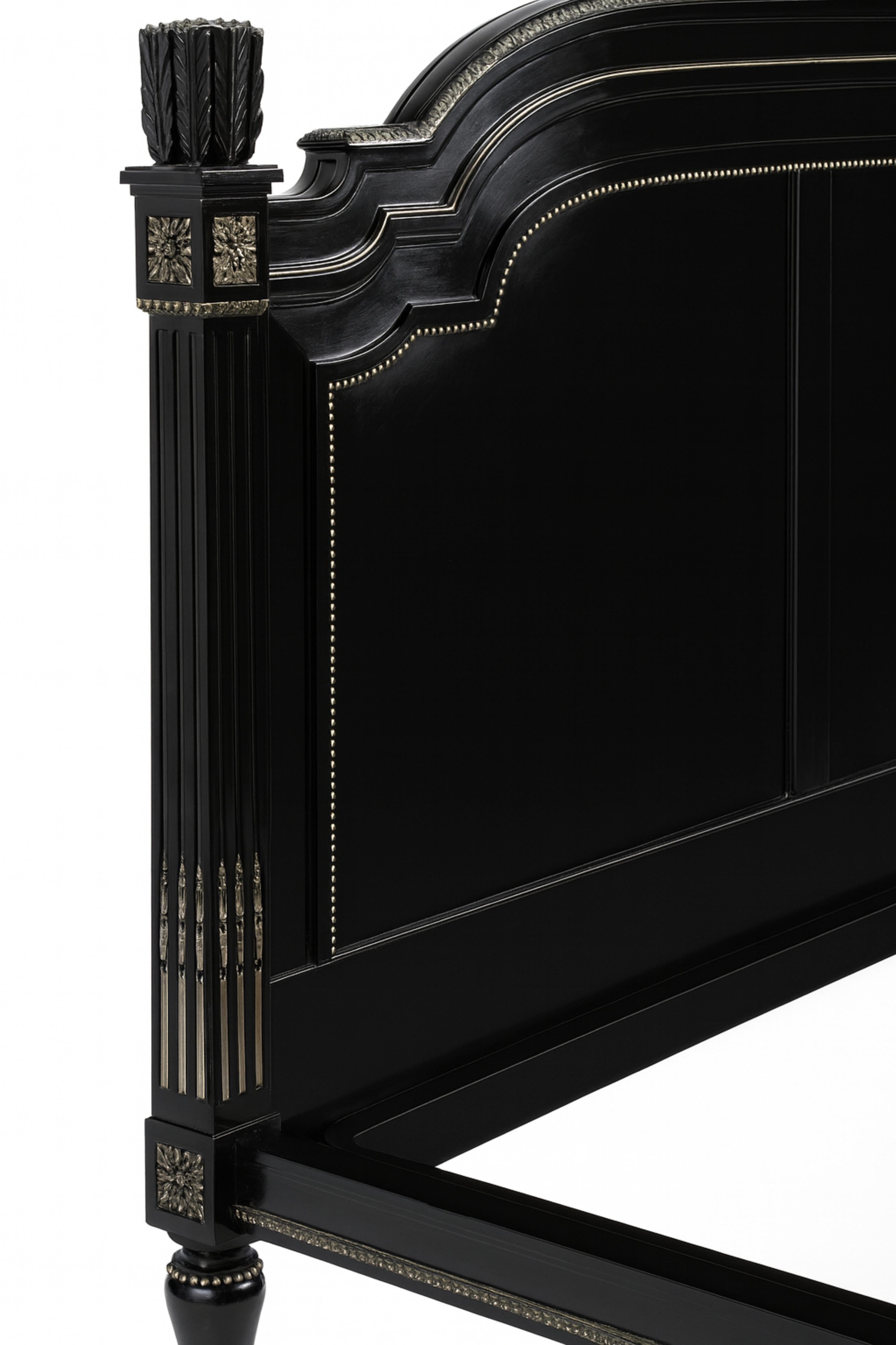 Français Lit français Napoléon III en noyer sculpté à la main et laqué noir en vente