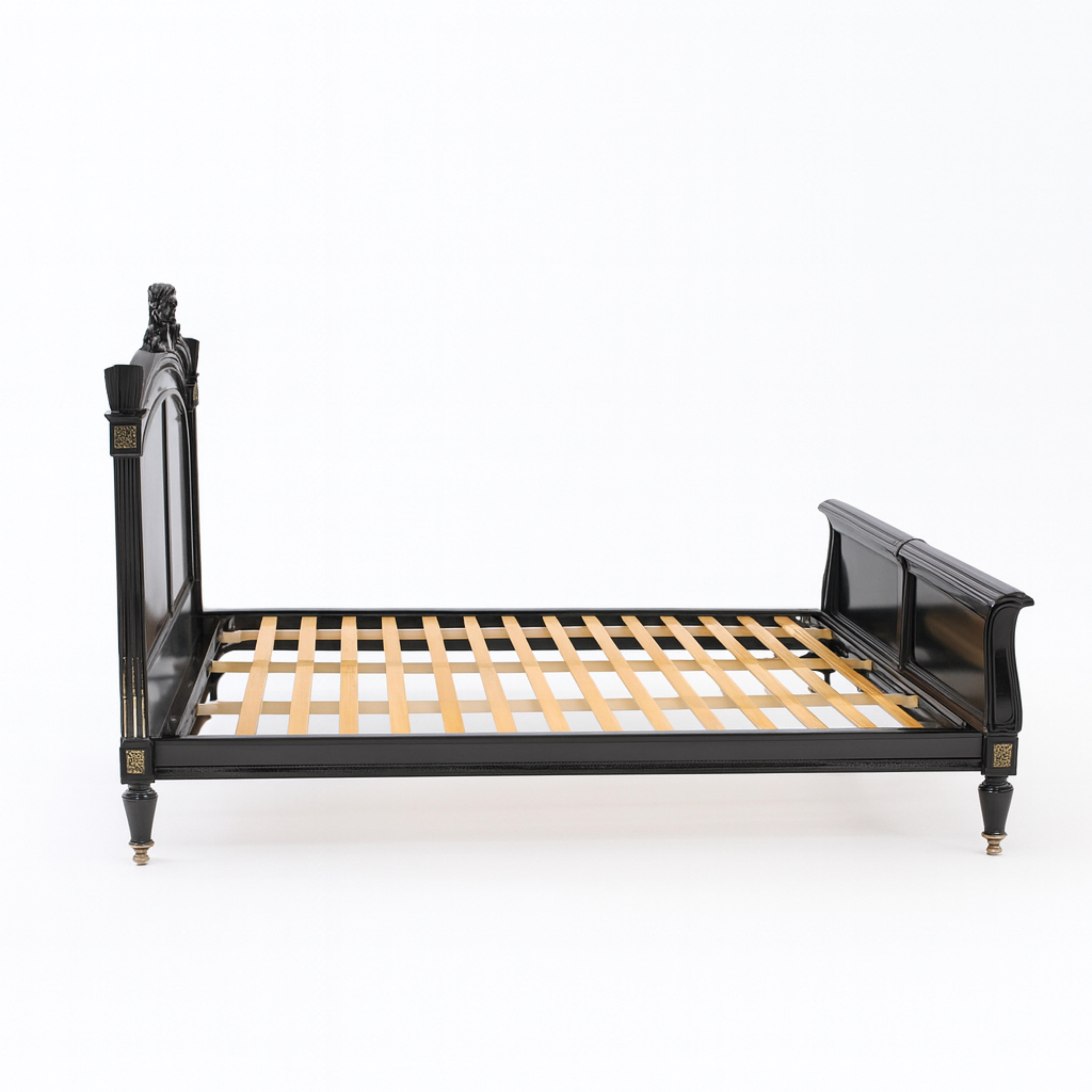 XIXe siècle Lit français Napoléon III en noyer sculpté à la main et laqué noir en vente