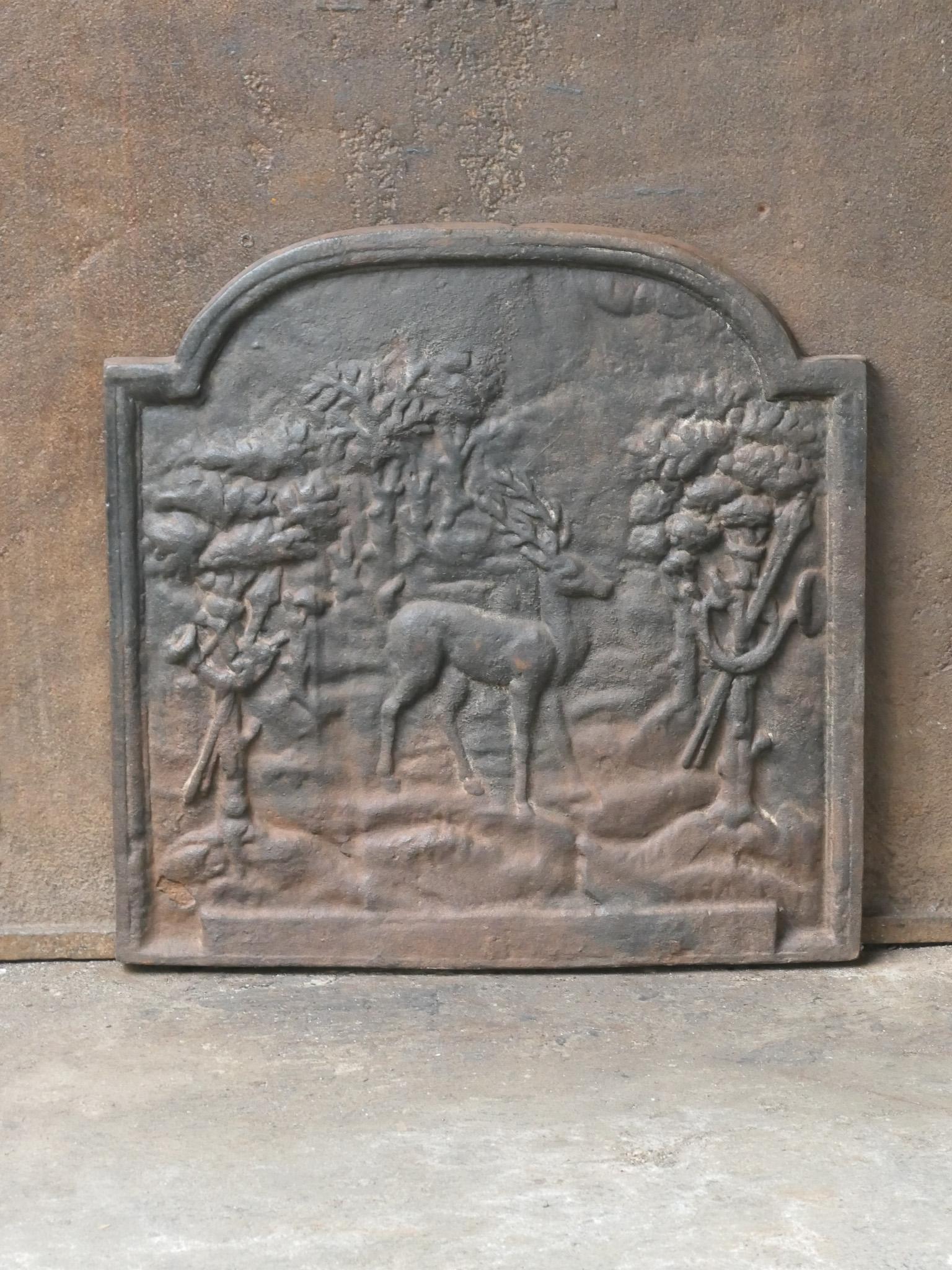 Plaque de cheminée française Napoléon III du 20e siècle avec une scène de chasse.

La plaque de cheminée est en fonte. La patine est naturellement brune. Sur demande, il peut être fabriqué en noir / étain sans frais supplémentaires. La plaque de