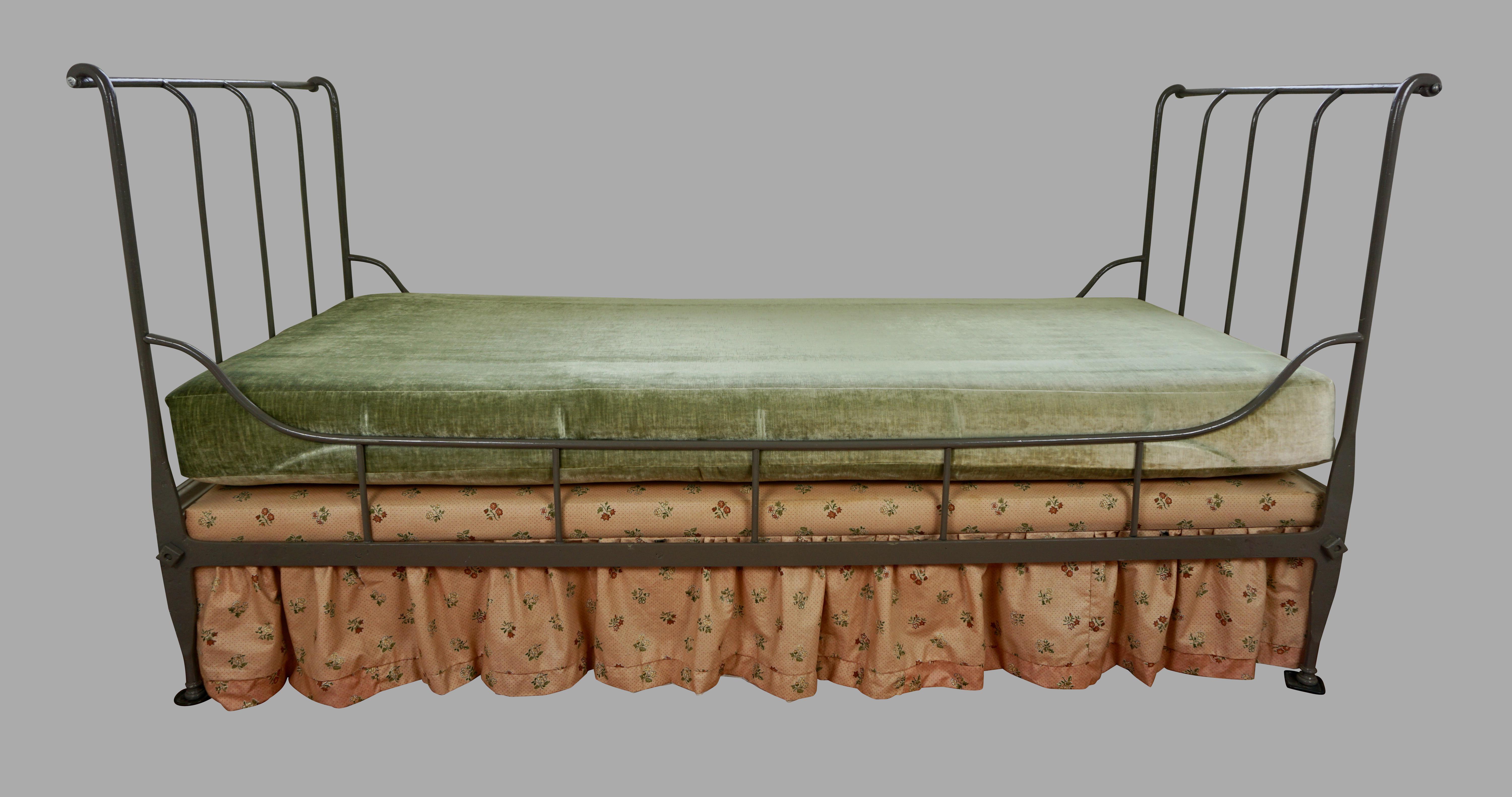 iron daybed