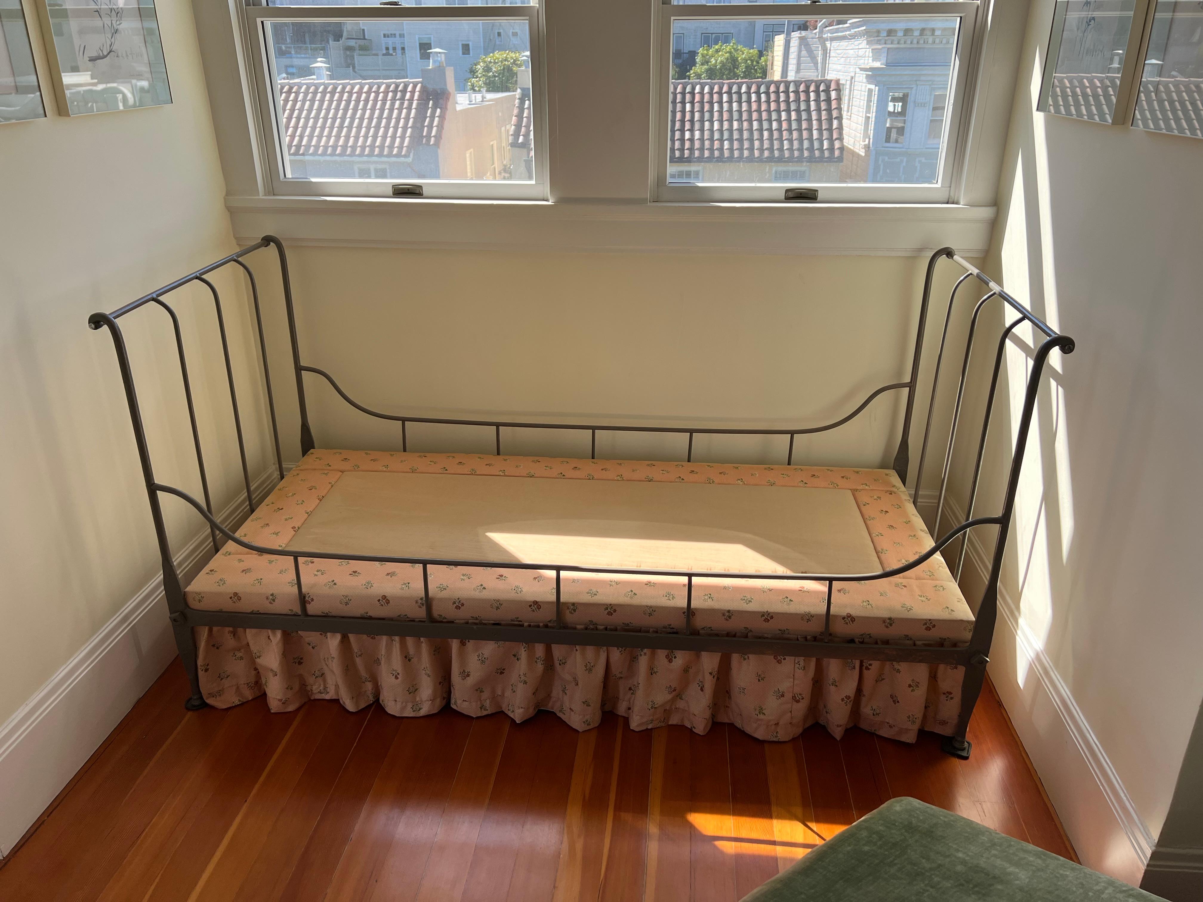 French Napoleon III Iron Grey Painted Daybed with Assorted Cushions In Good Condition In San Francisco, CA