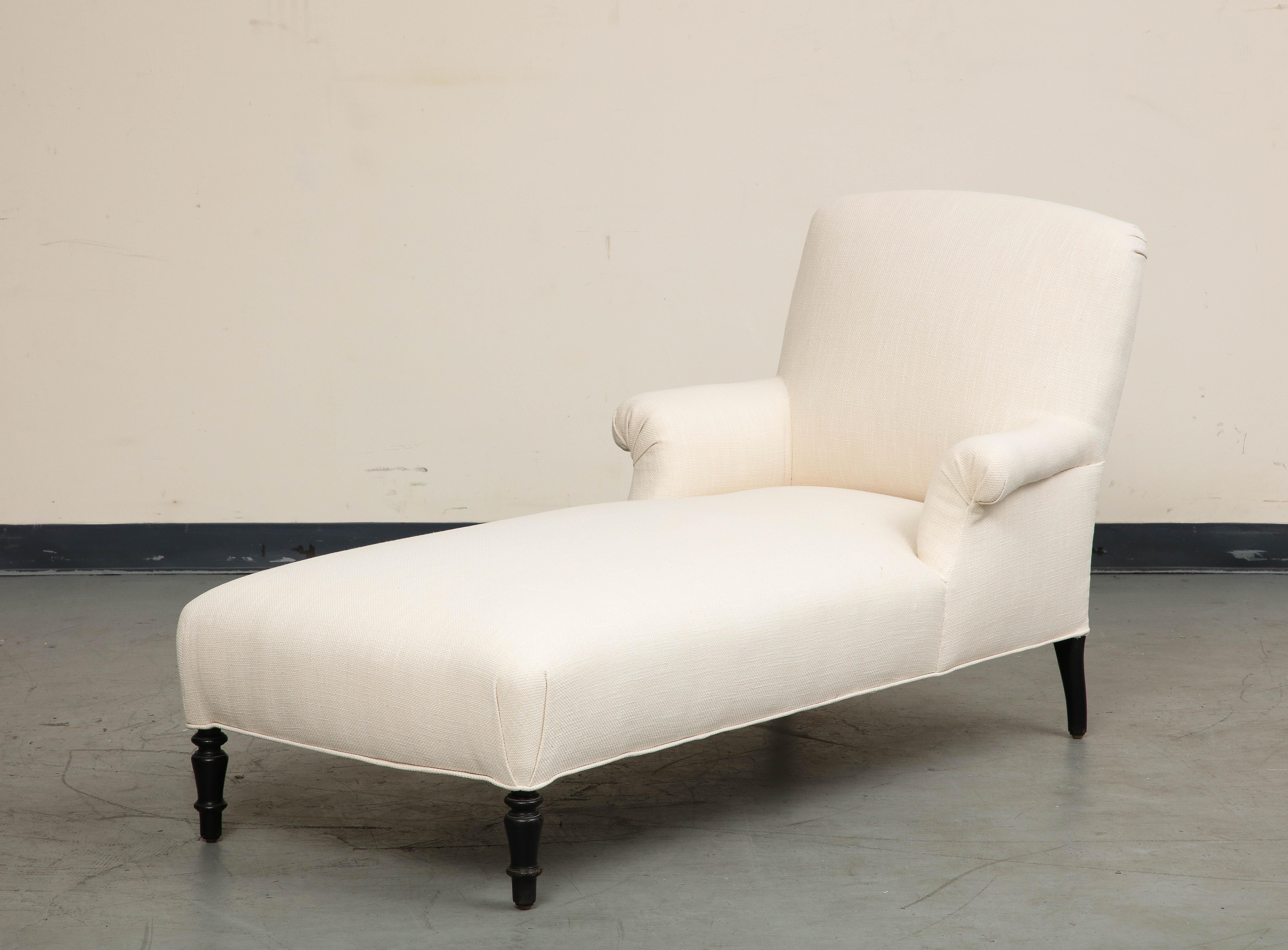 French chaise longue/lounge, circa 1860, of the period Second Empire / Napoleon III. Newly upholstered in ivory boucle. 

Measures: 34