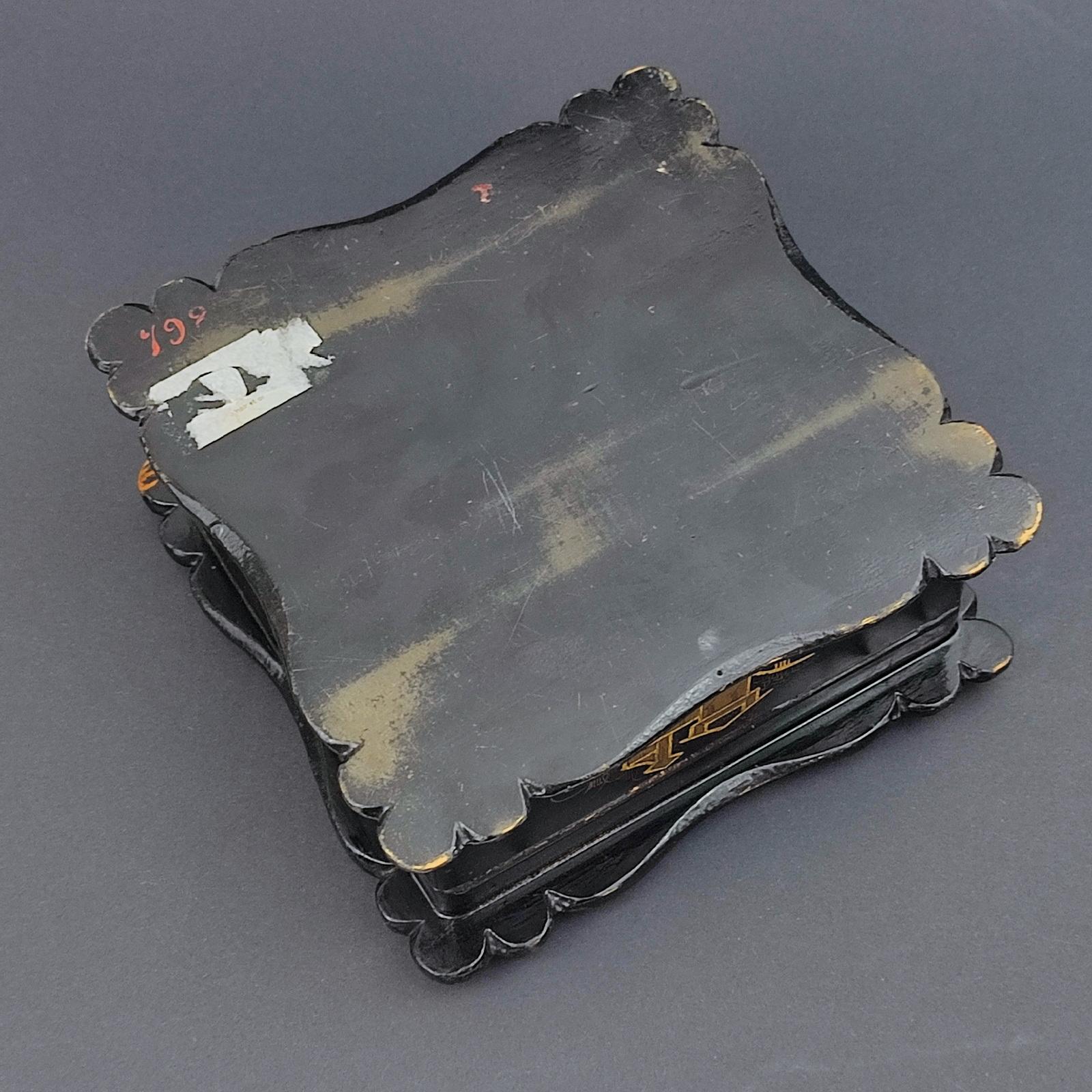 Boîte à bijoux Napoléon III en laque noire à décor asiatique, 19e siècle en vente 3