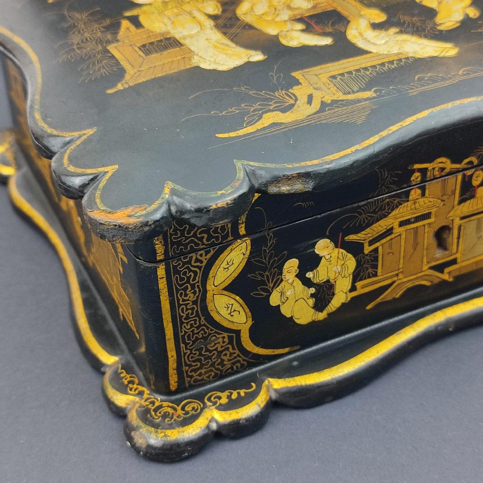 Boîte à bijoux Napoléon III en laque noire à décor asiatique, 19e siècle  en vente 5