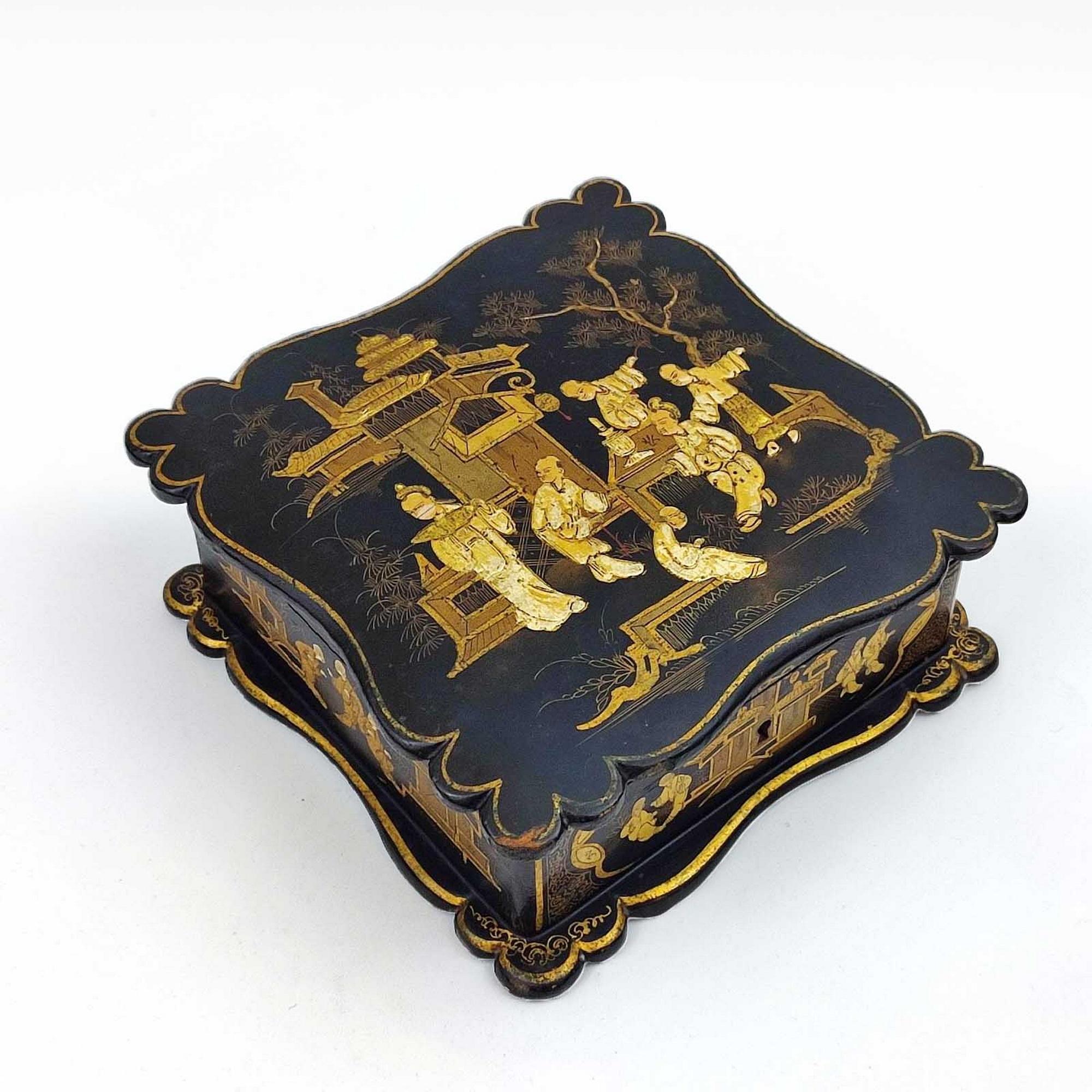 Exemple frappant de l'artisanat français du XIXe siècle, cette boîte à bijoux d'époque Napoléon III témoigne de la fascination de l'époque pour la Chinoiserie et les arts décoratifs raffinés. France, période Napoléon III, vers le milieu ou la fin du