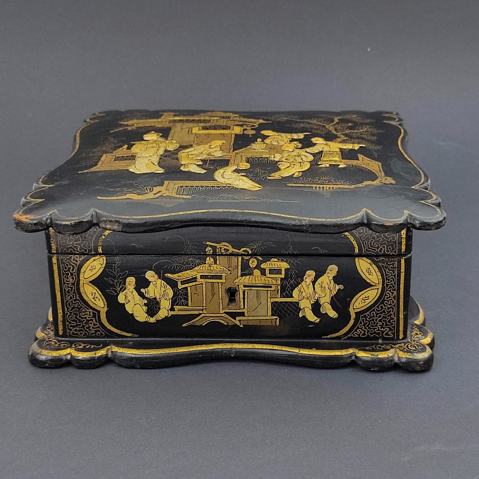 Französische Schmuckschatulle Napoleon III. in schwarzem Lack mit asiatischem Dekor, 19. Jahrhundert  (Holz) im Angebot