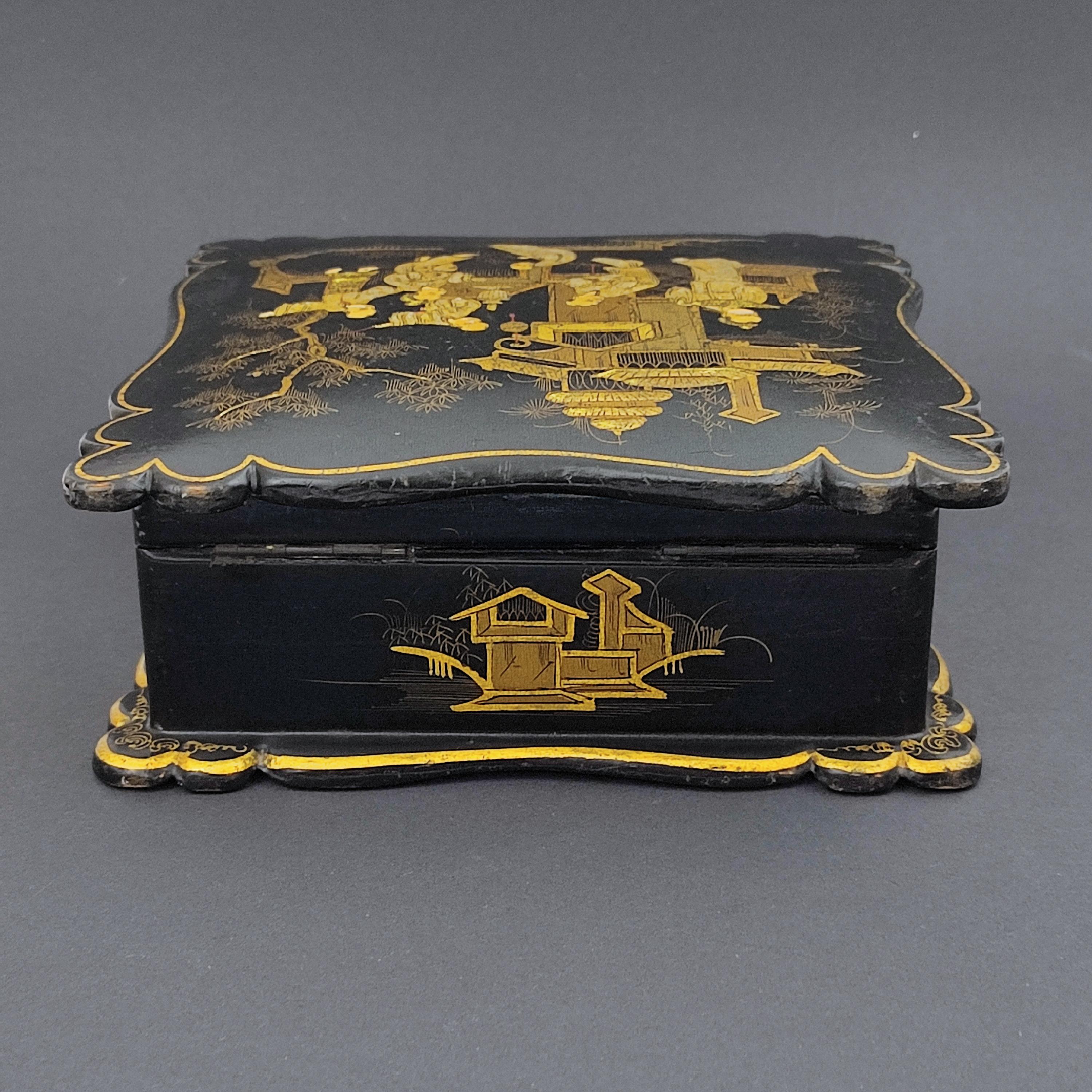 Bois Boîte à bijoux Napoléon III en laque noire à décor asiatique, 19e siècle  en vente