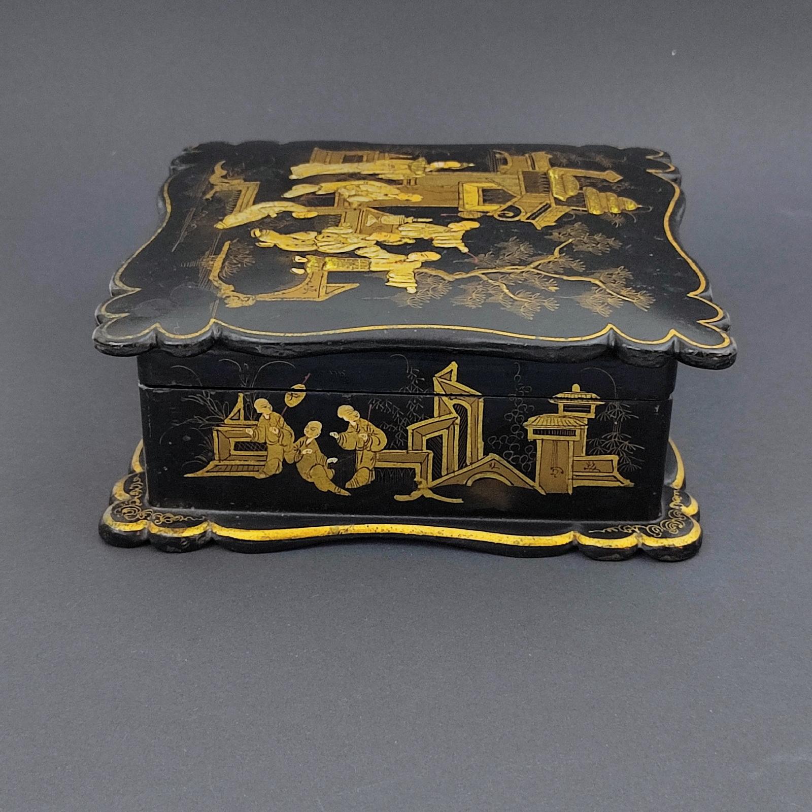Boîte à bijoux Napoléon III en laque noire à décor asiatique, 19e siècle  en vente 1