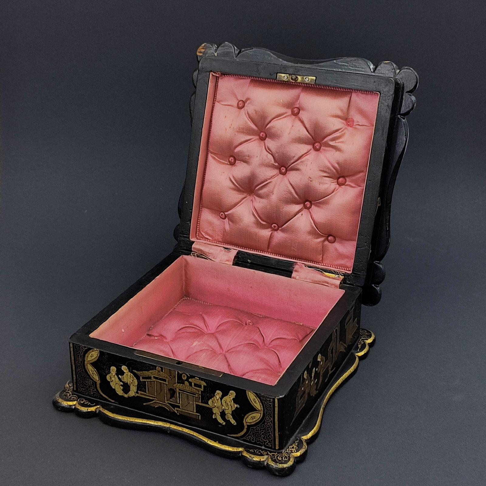 Boîte à bijoux Napoléon III en laque noire à décor asiatique, 19e siècle  en vente 2