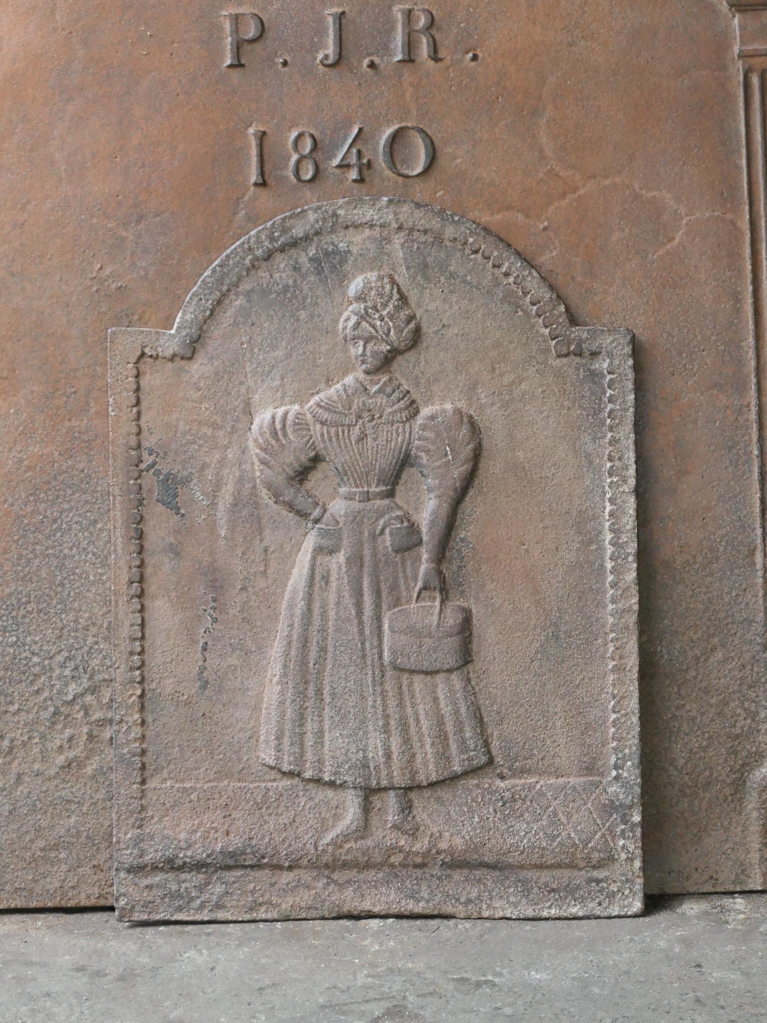 Plaque de cheminée française du XIXe siècle, d'époque Napoléon III, avec une dame.

La plaque de cheminée est en fonte et a une patine brune naturelle. Sur demande, il peut être réalisé en noir / étain. La plaque de cheminée est en bon état et ne