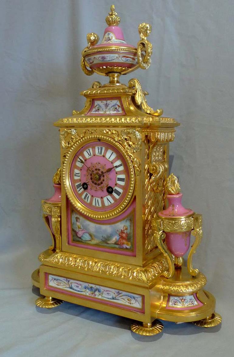 Französische Kaminuhr Napoleon III. aus Goldbronze und rosa Porzellan im Zustand „Gut“ im Angebot in London, GB