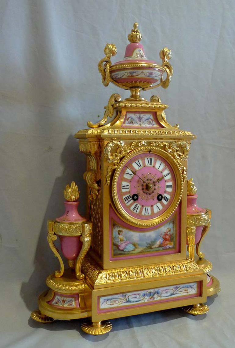 Französische Kaminuhr Napoleon III. aus Goldbronze und rosa Porzellan (Spätes 19. Jahrhundert) im Angebot