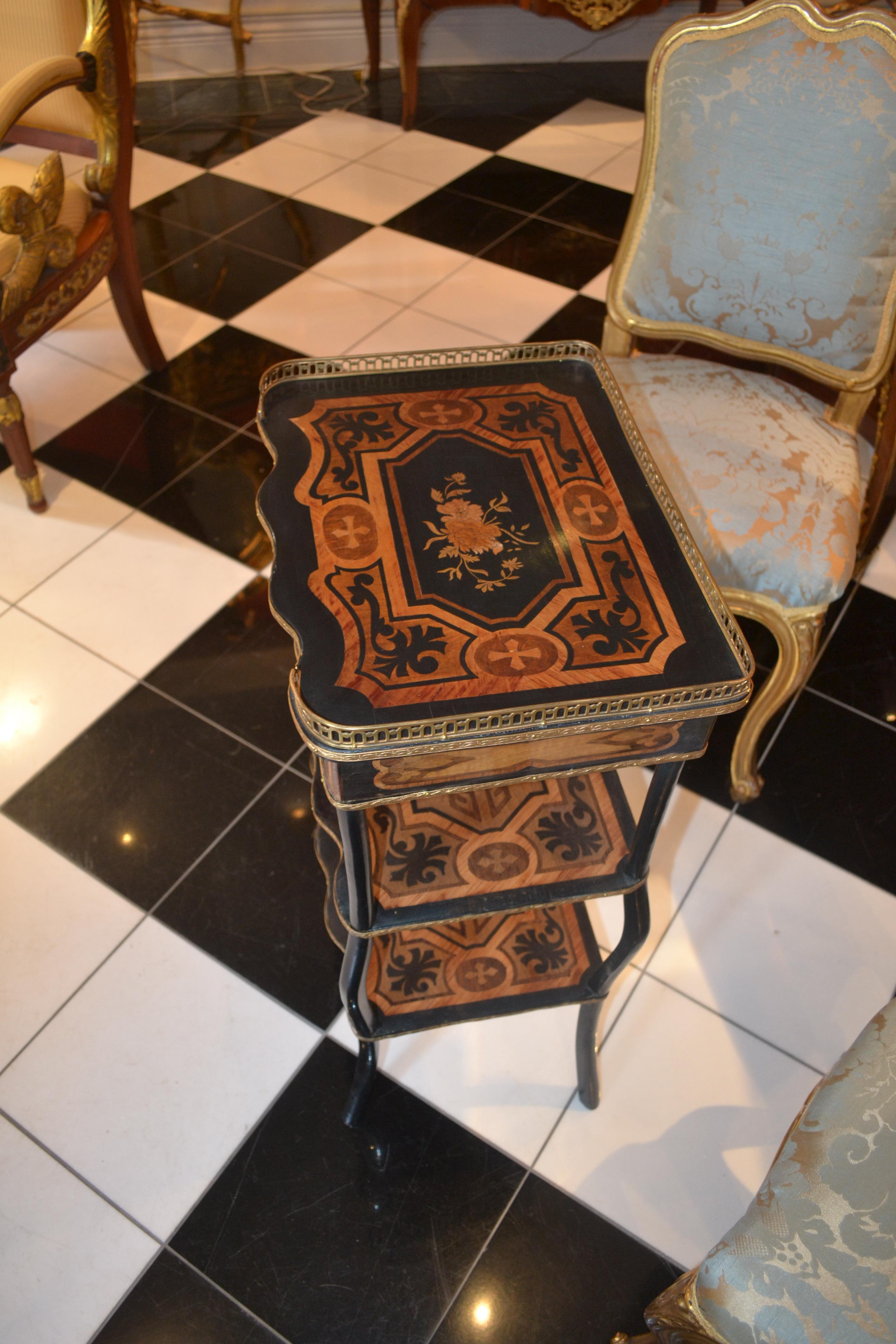 Fruitiers Table d'appoint à trois niveaux en marqueterie française Napoléon III en vente