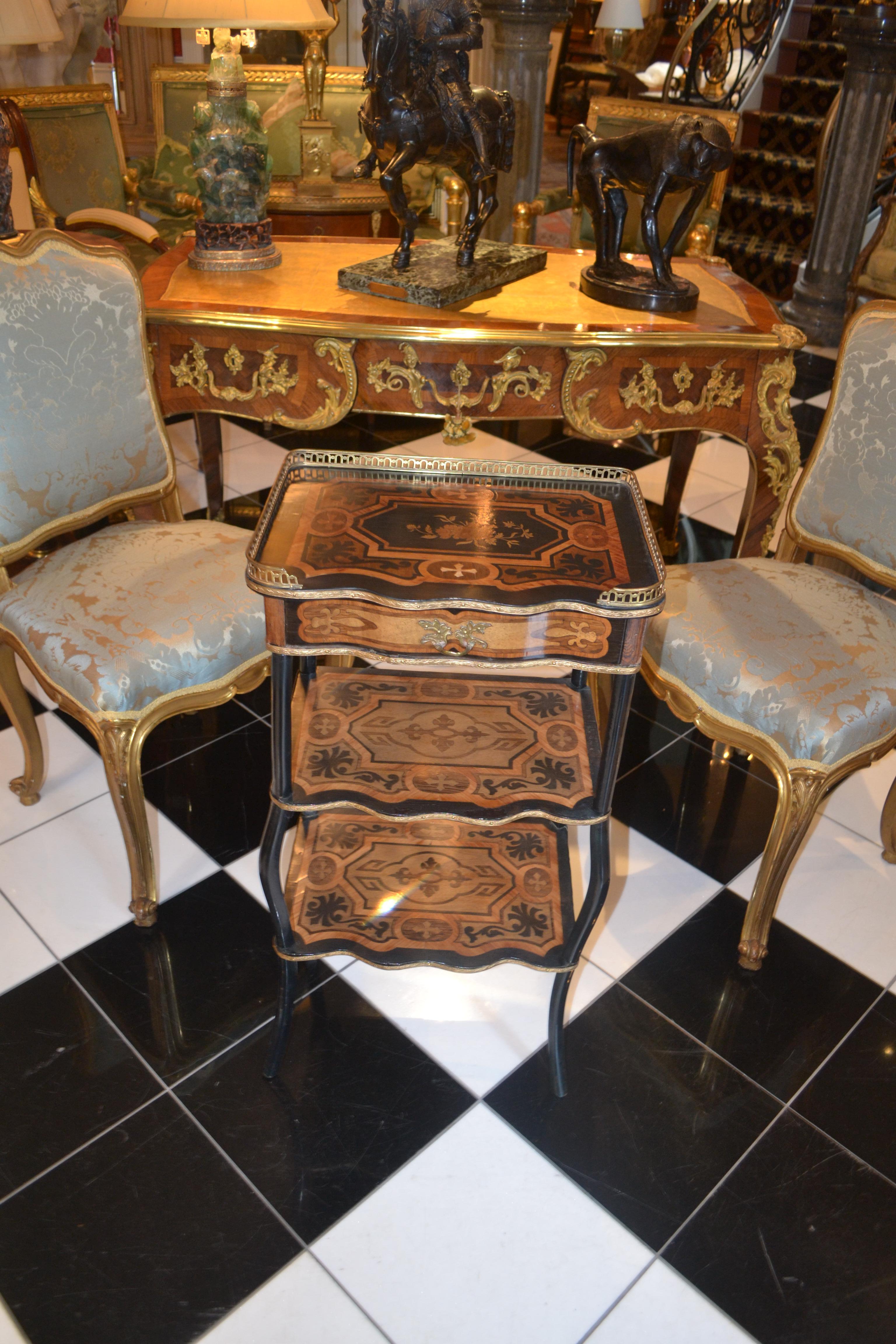 Table d'appoint à trois niveaux en marqueterie française Napoléon III en vente 2