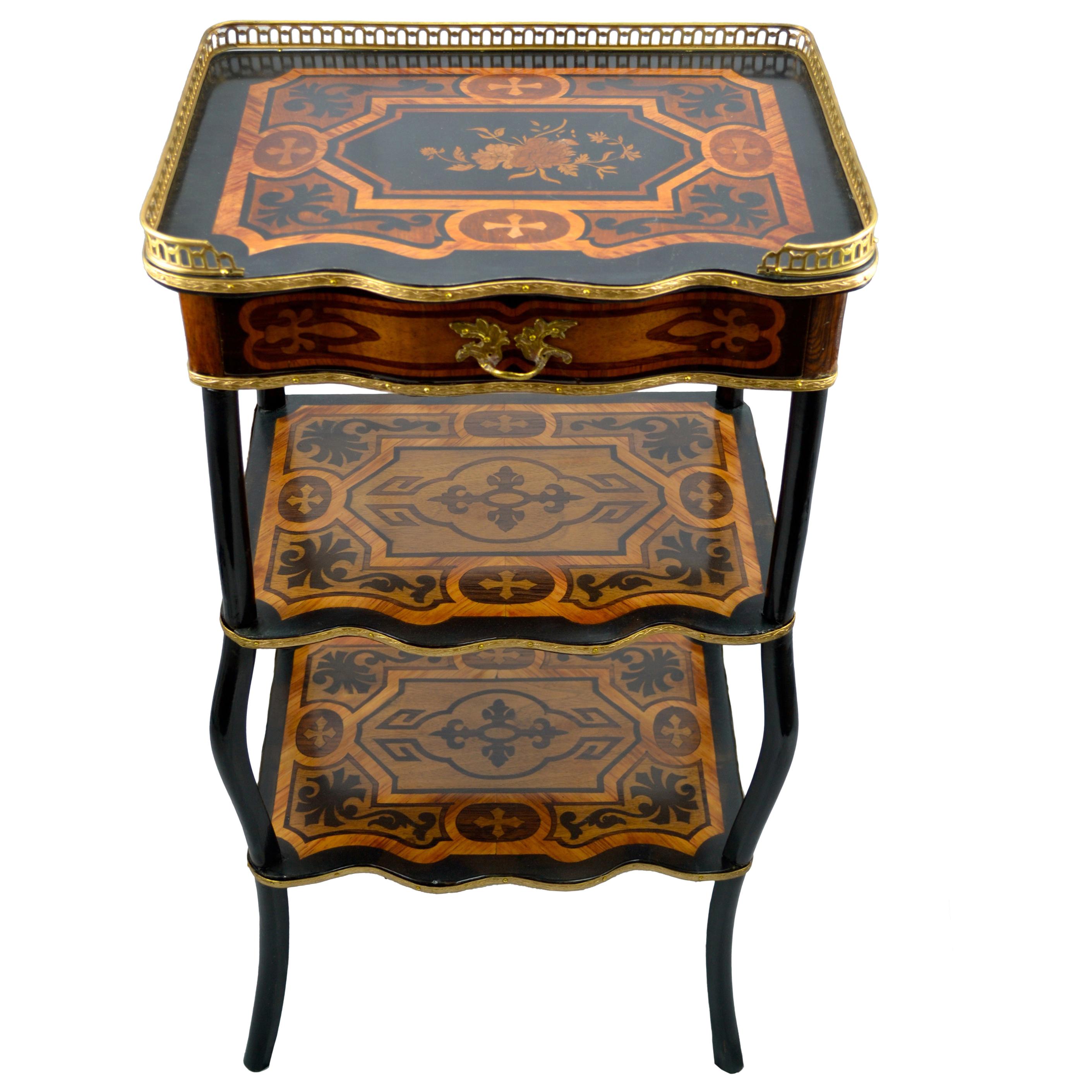 Table d'appoint à trois niveaux en marqueterie française Napoléon III
