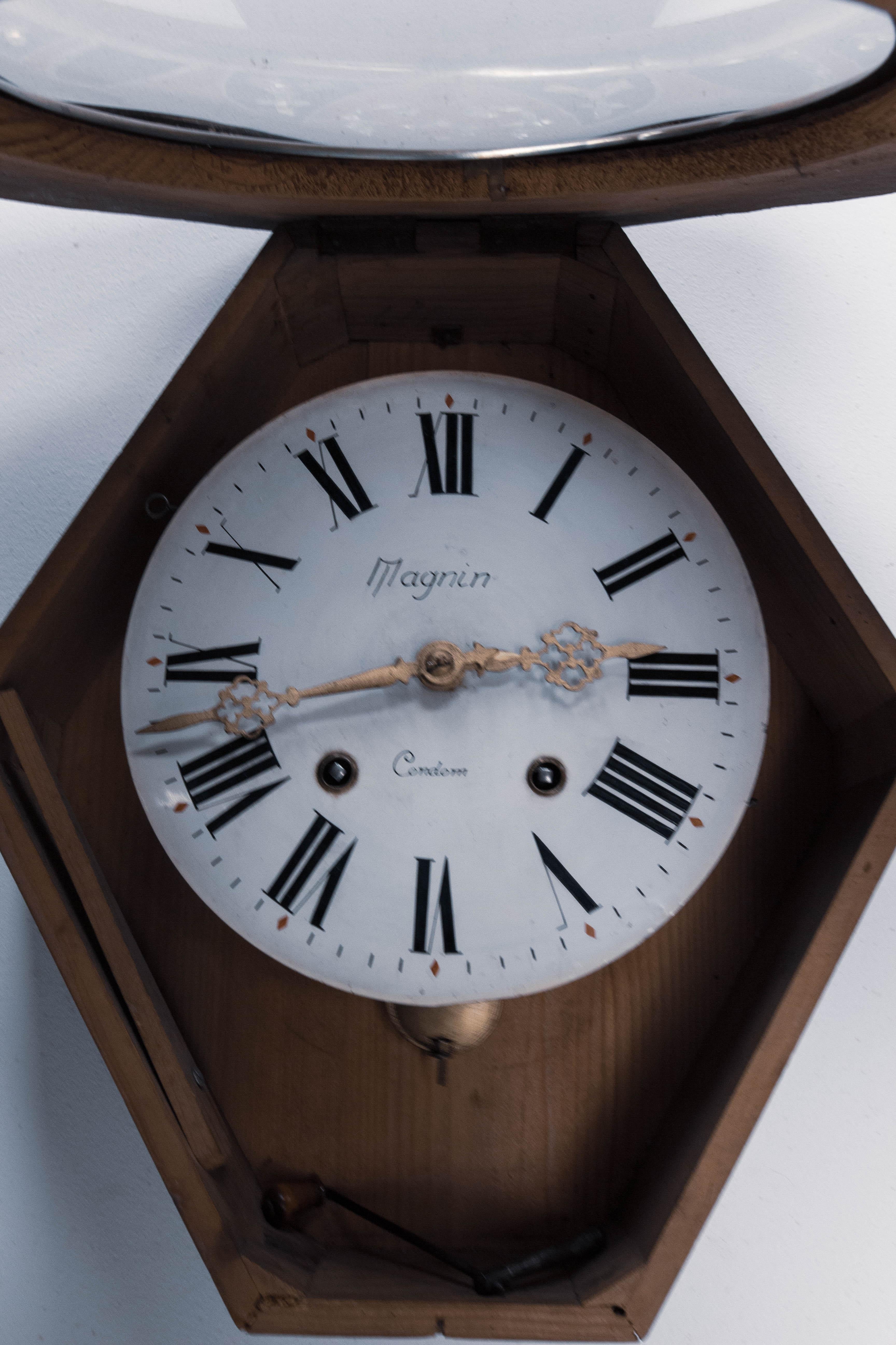 French Napoleon III Oeil De Boeuf Wall Mounted Pendulum Clock, Late 19th Century In Good Condition In Labrit, Landes
