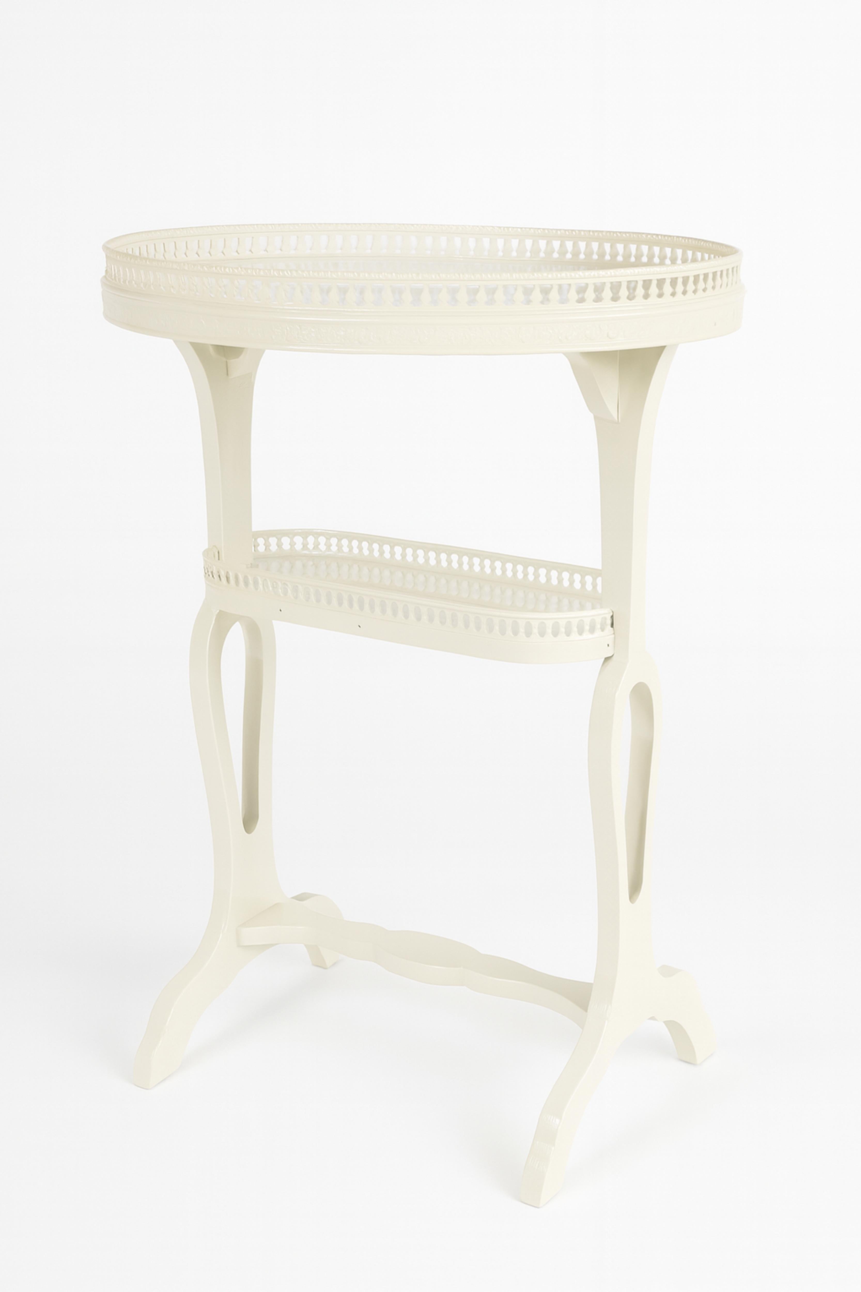 This charming French off white lacquer refinish guéridon table from the Napoleon III period exudes sophistication. The classic kidney shape and rich combination of wood and brass make it a versatile piece for any room. 

Ideal for displaying
